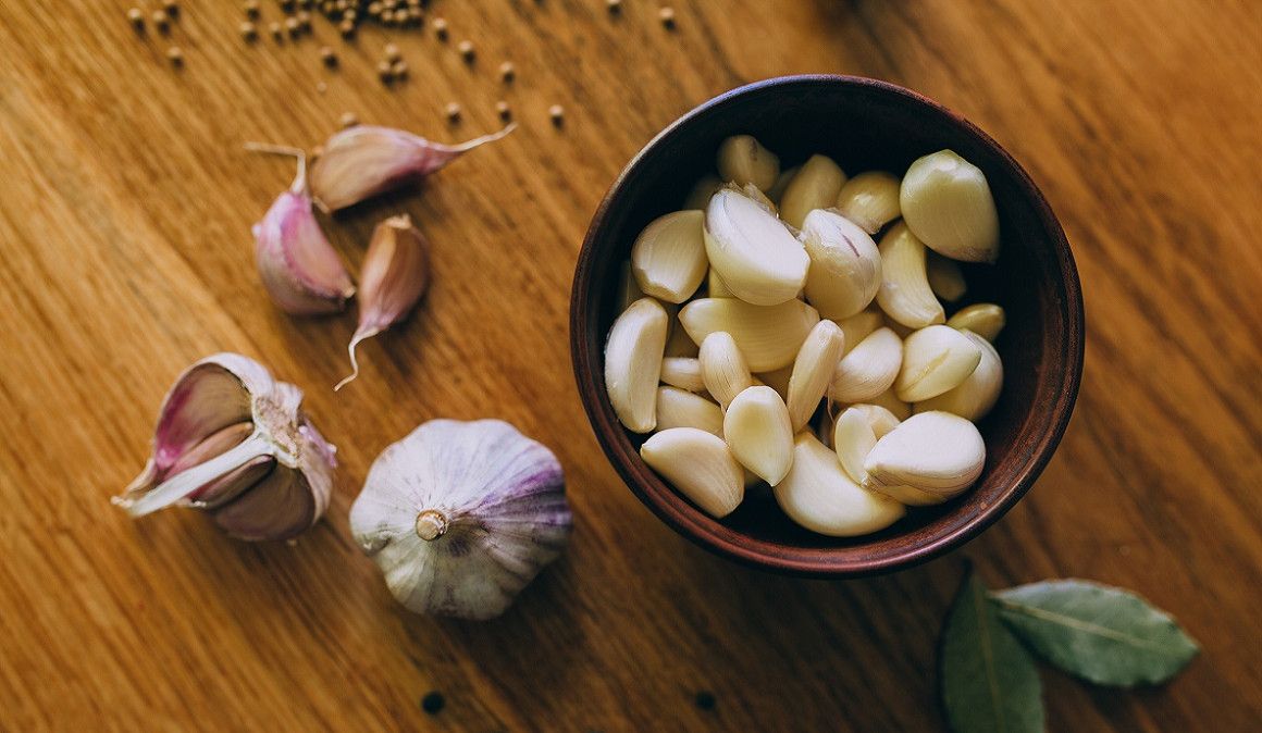 beneficios del ajo por la noche