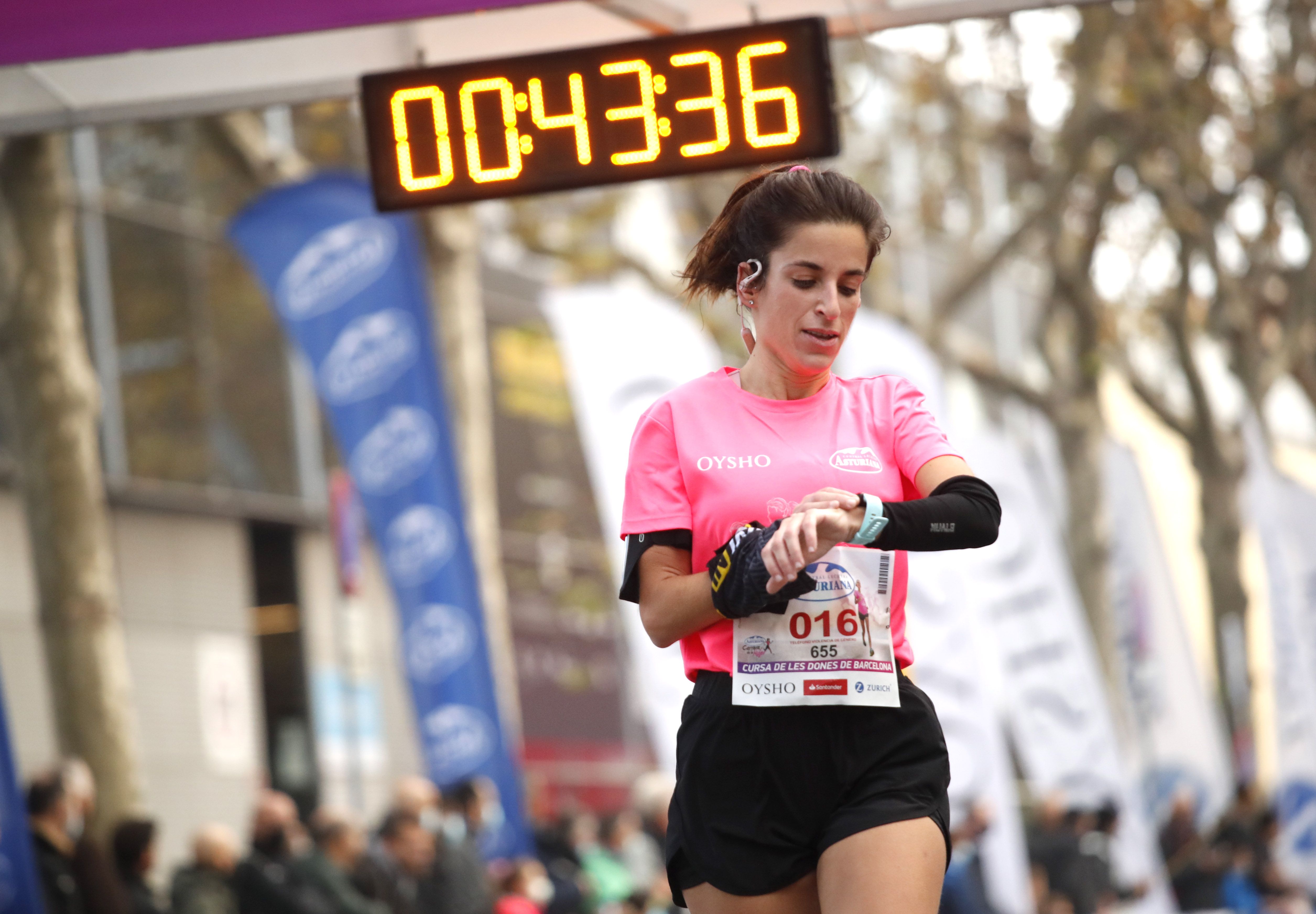 Las mejores fotos de la Carrera de la Mujer Central Lechera Asturiana Barcelona 2021 (LLEGADAS)