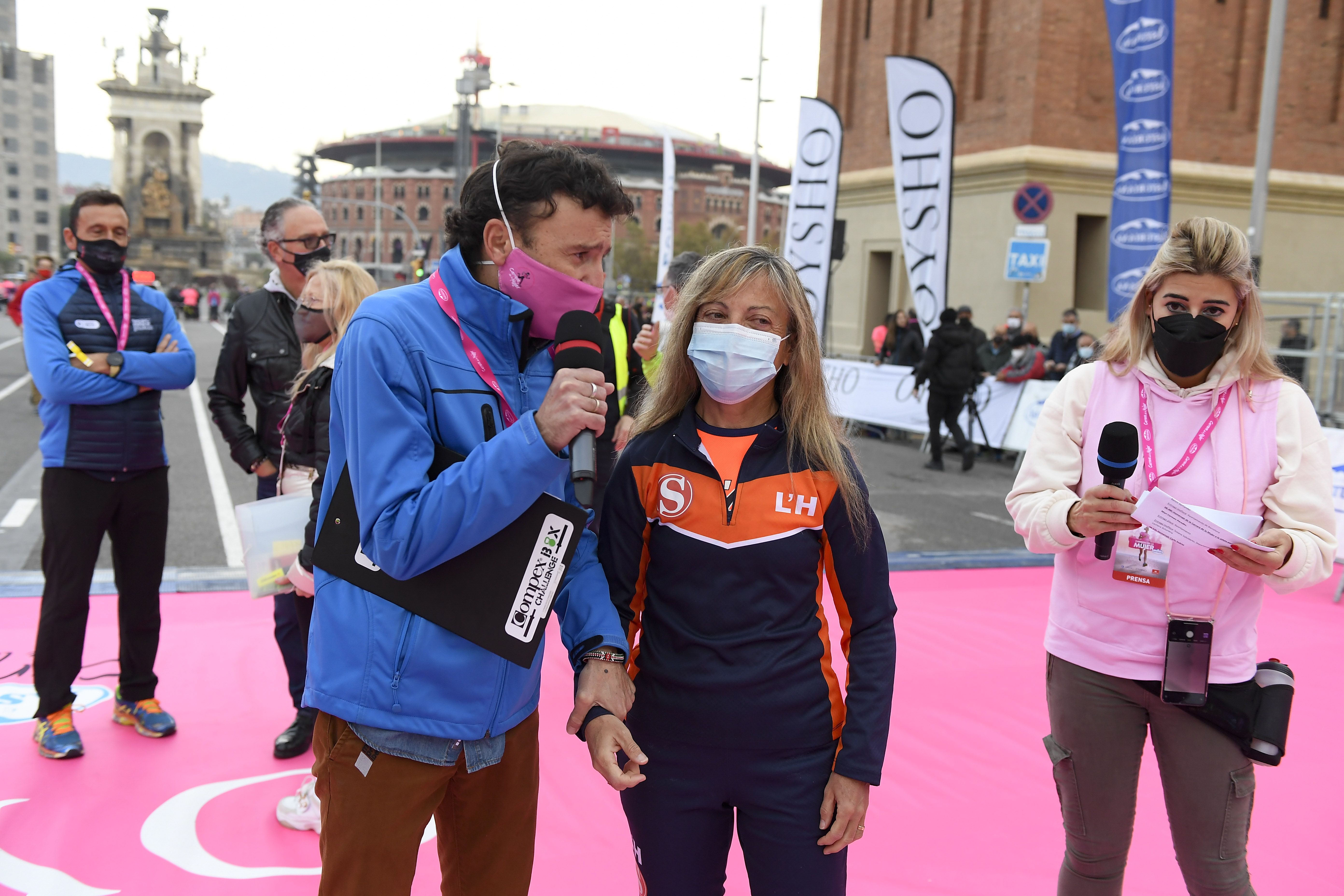 Las mejores fotos de la Carrera de la Mujer Central Lechera Asturiana Barcelona 2021 (HOMENAJES DE SALIDA)