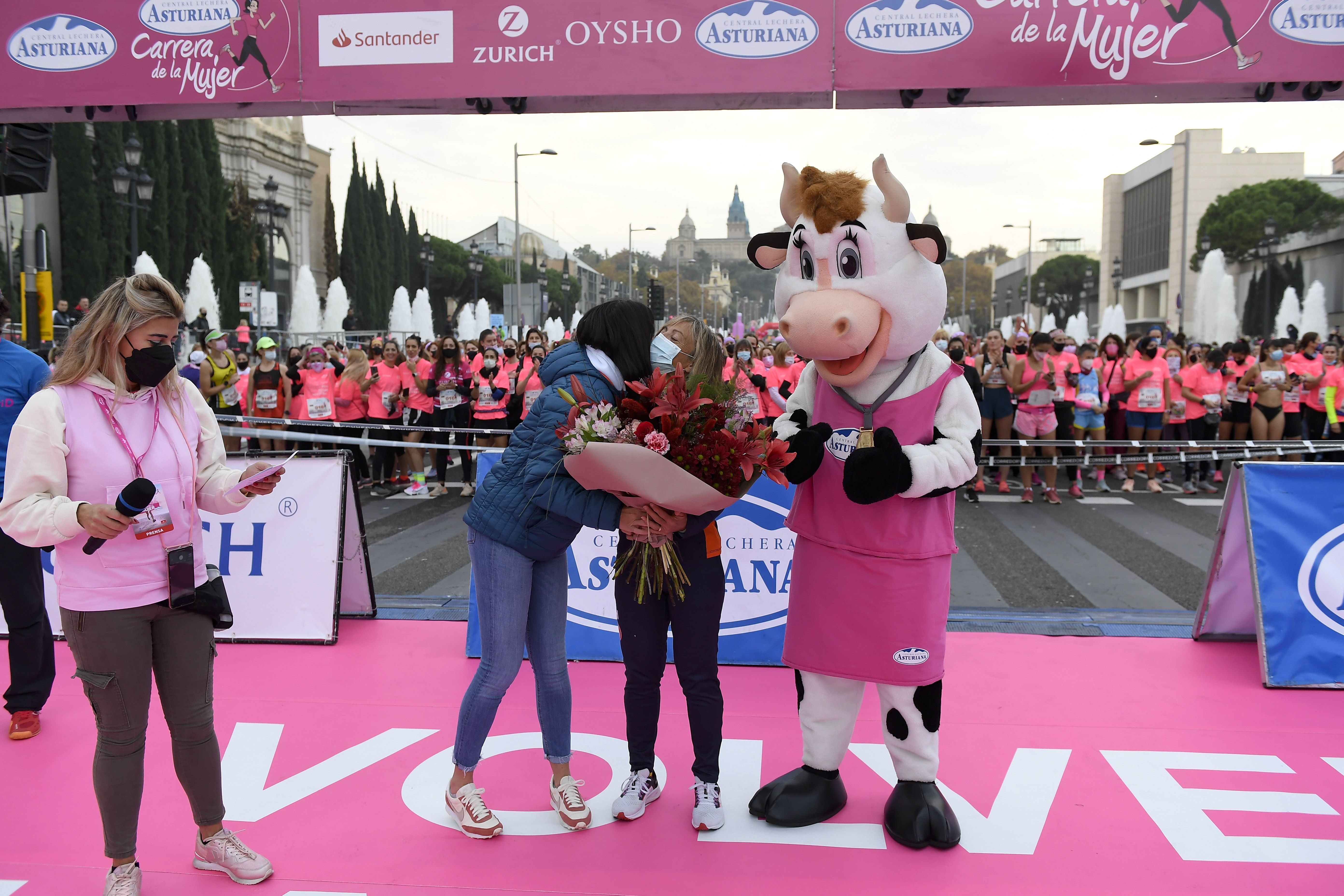 Las mejores fotos de la Carrera de la Mujer Central Lechera Asturiana Barcelona 2021 (HOMENAJES DE SALIDA)