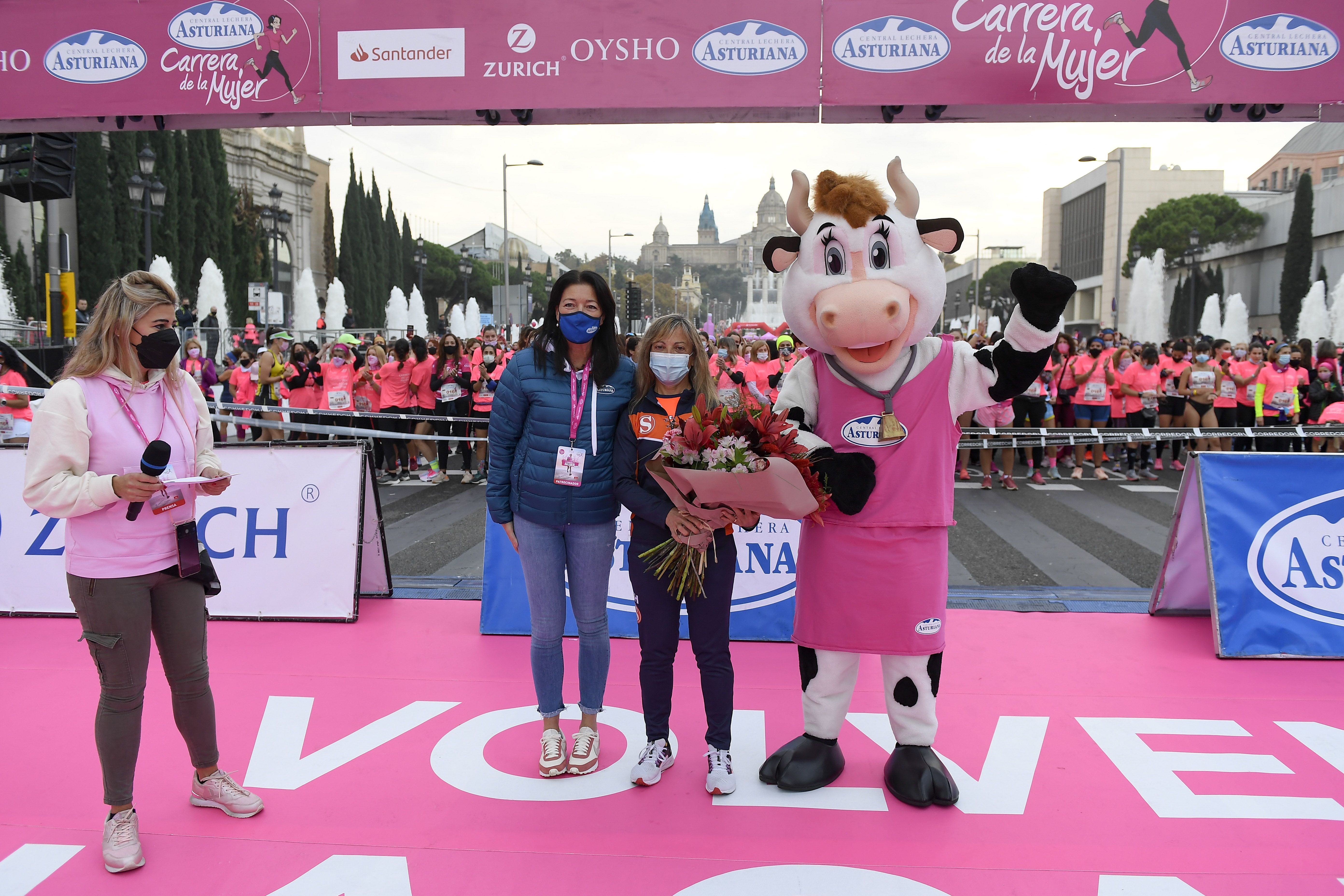 Las mejores fotos de la Carrera de la Mujer Central Lechera Asturiana Barcelona 2021 (HOMENAJES DE SALIDA)