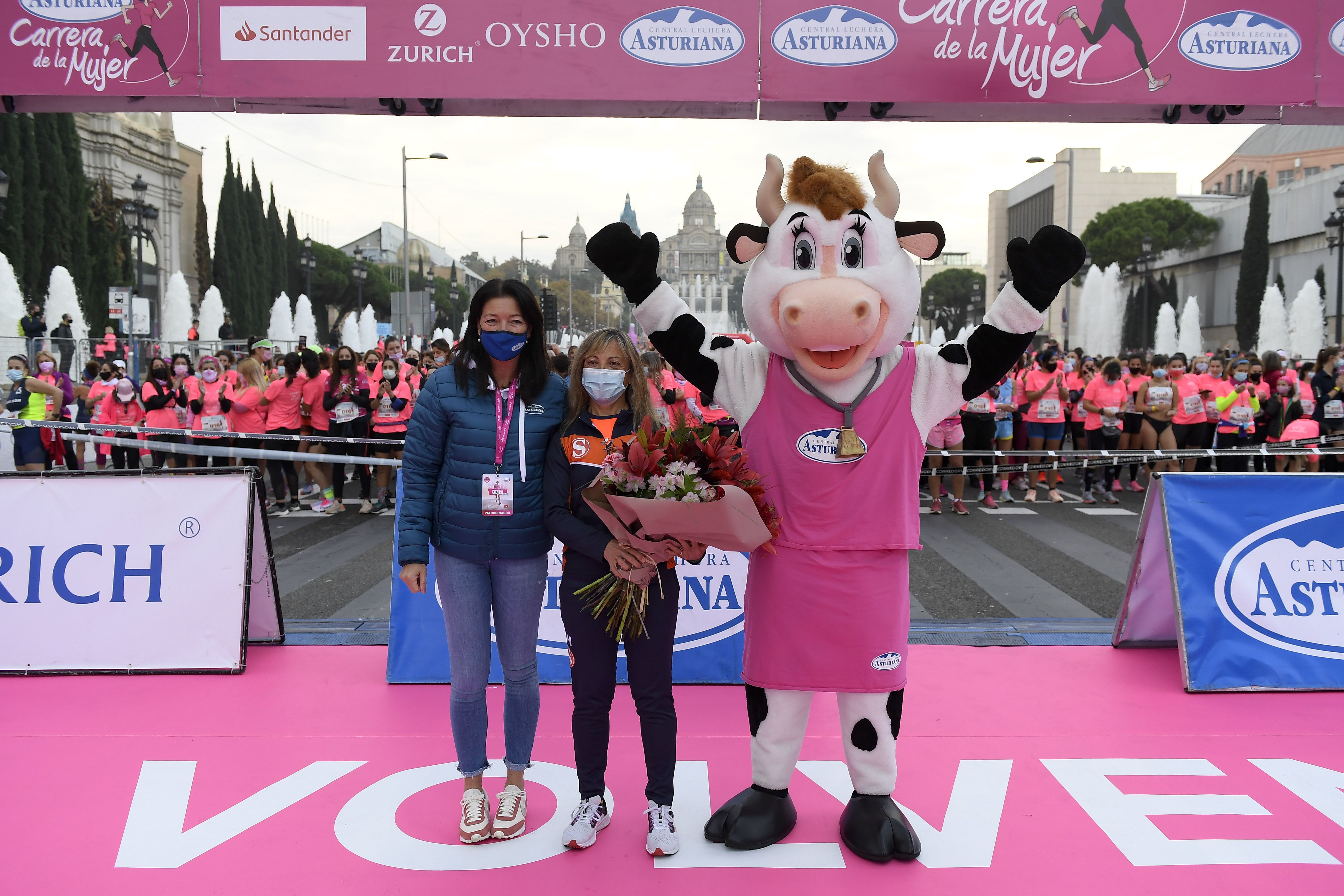 Las mejores fotos de la Carrera de la Mujer Central Lechera Asturiana Barcelona 2021 (HOMENAJES DE SALIDA)