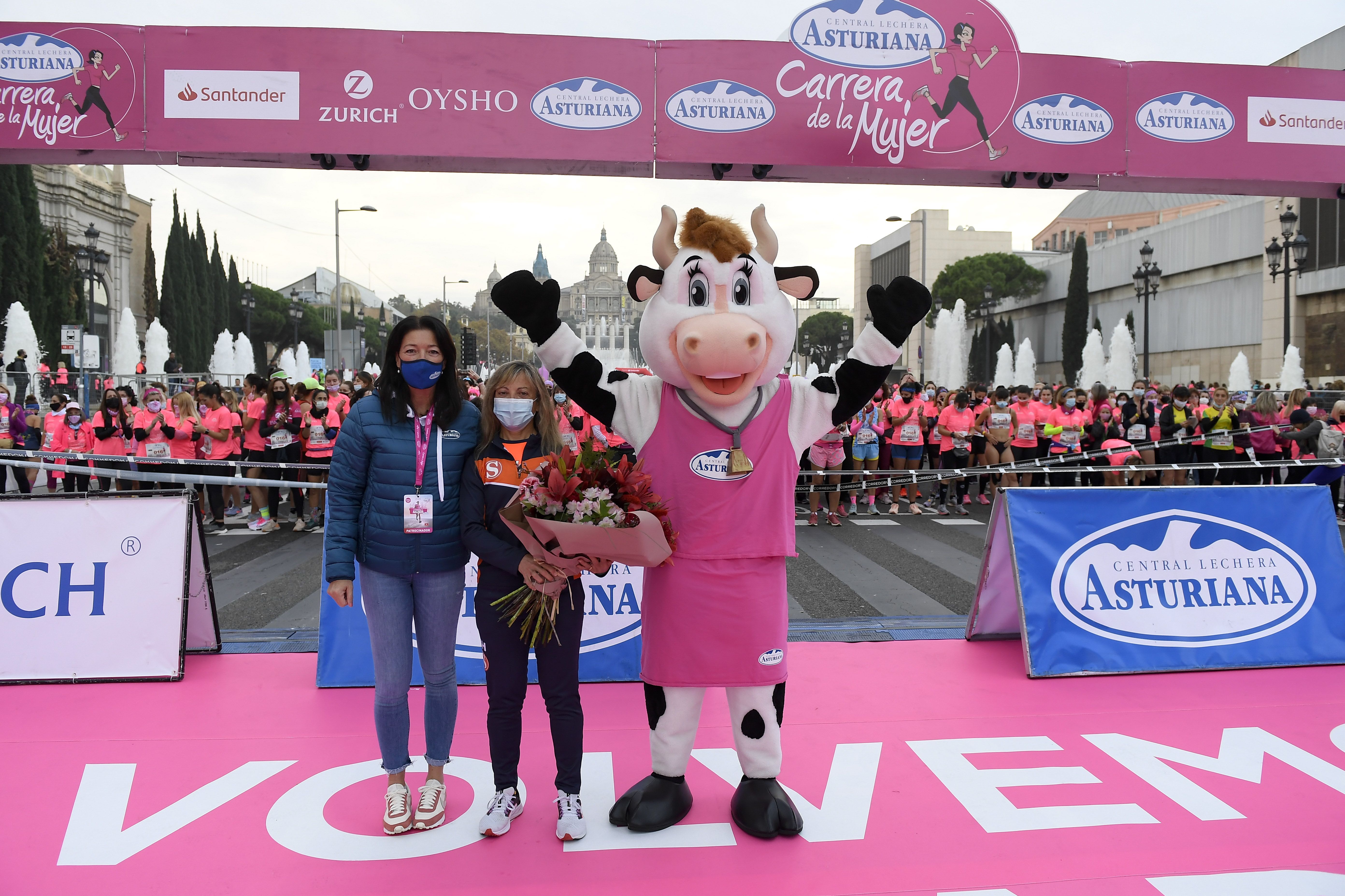 Las mejores fotos de la Carrera de la Mujer Central Lechera Asturiana Barcelona 2021 (HOMENAJES DE SALIDA)