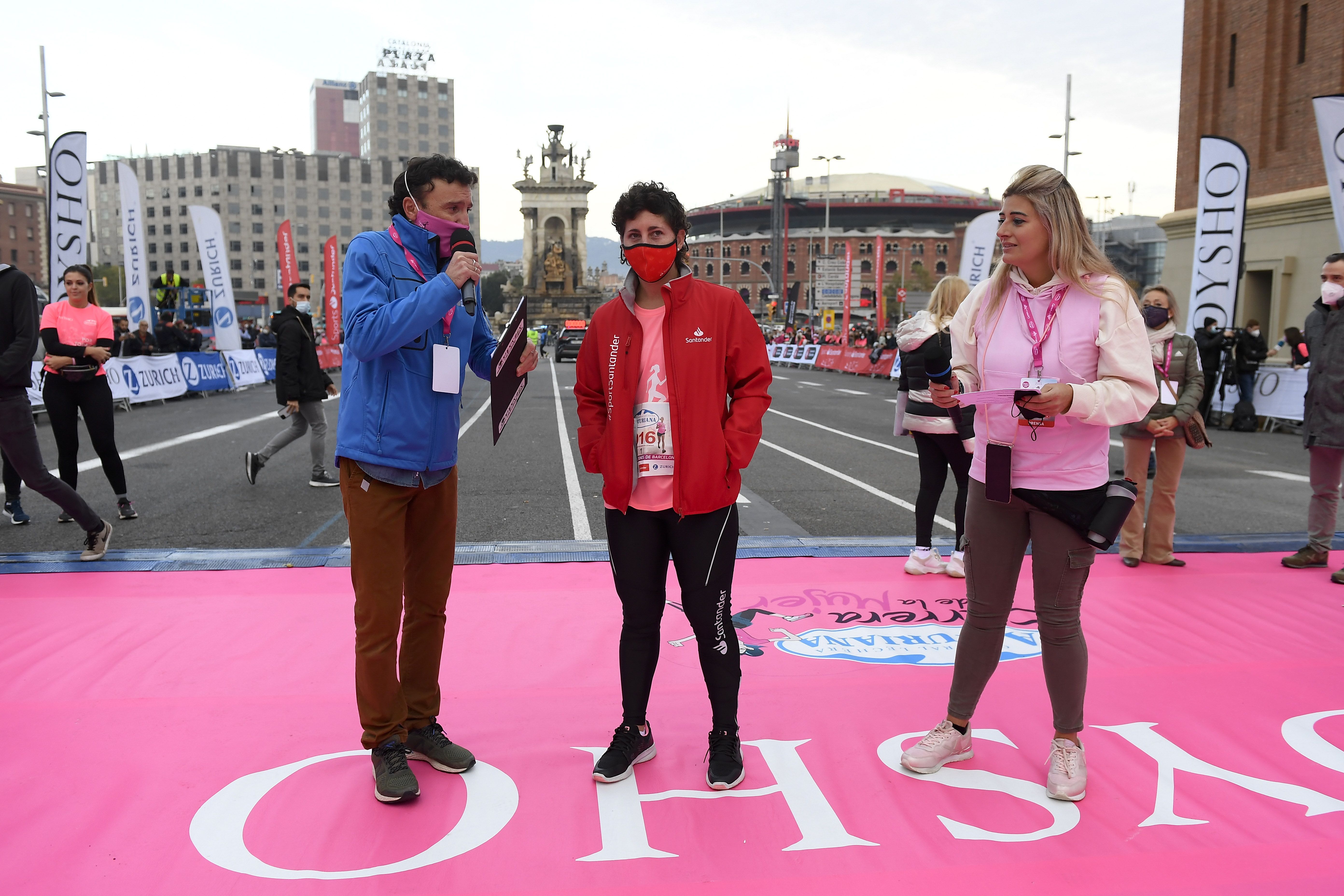 Las mejores fotos de la Carrera de la Mujer Central Lechera Asturiana Barcelona 2021 (HOMENAJES DE SALIDA)