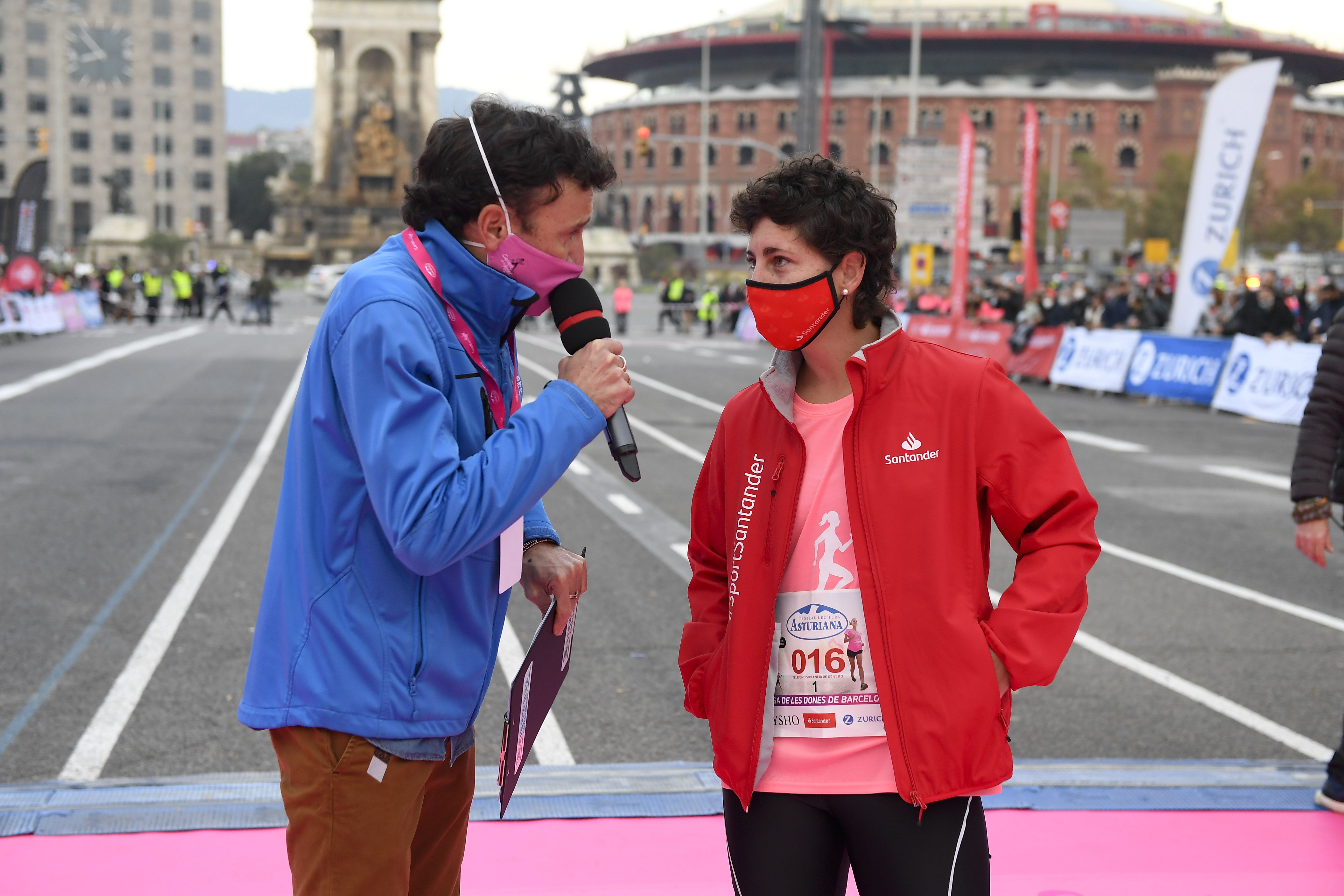 Las mejores fotos de la Carrera de la Mujer Central Lechera Asturiana Barcelona 2021 (HOMENAJES DE SALIDA)