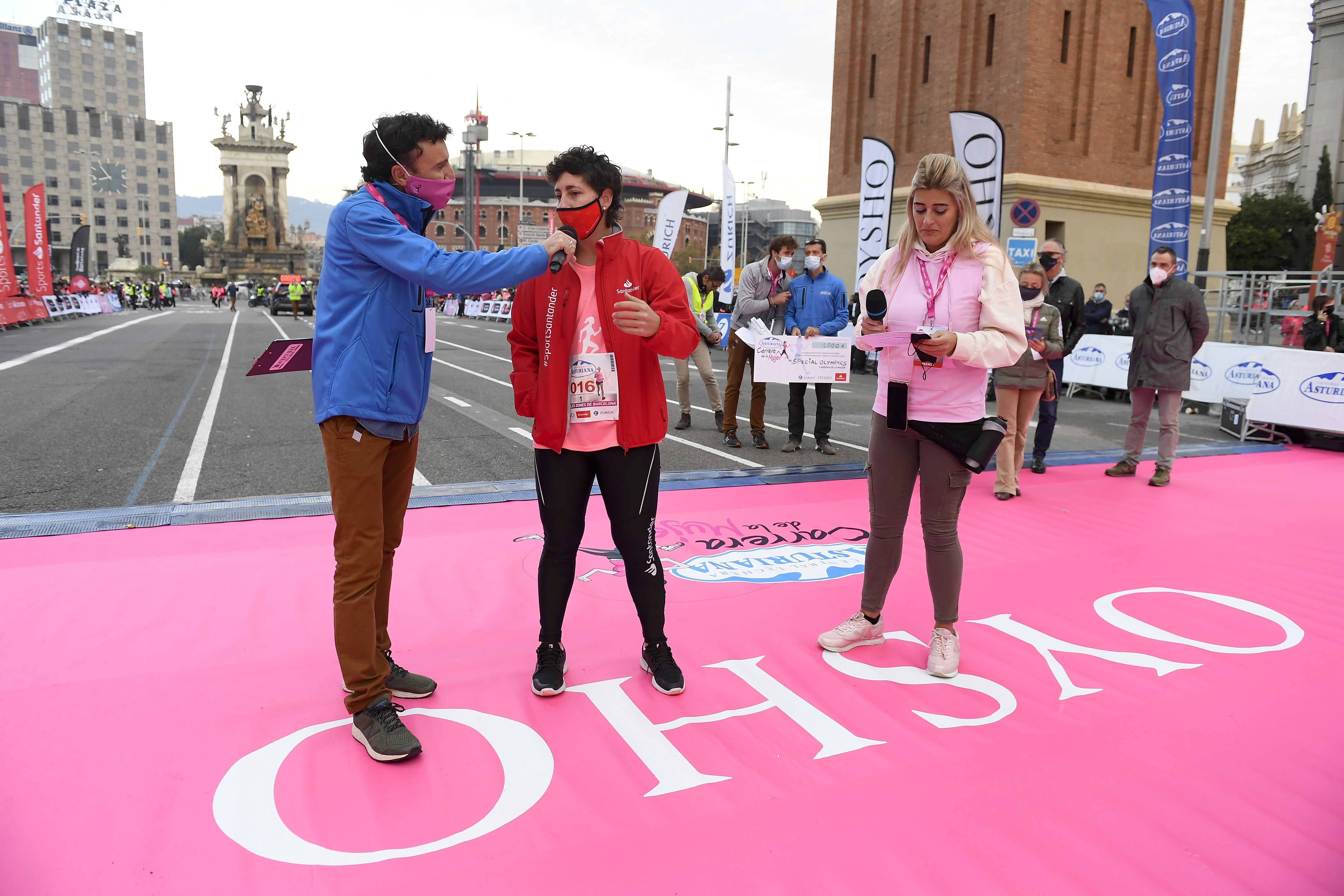 Las mejores fotos de la Carrera de la Mujer Central Lechera Asturiana Barcelona 2021 (HOMENAJES DE SALIDA)