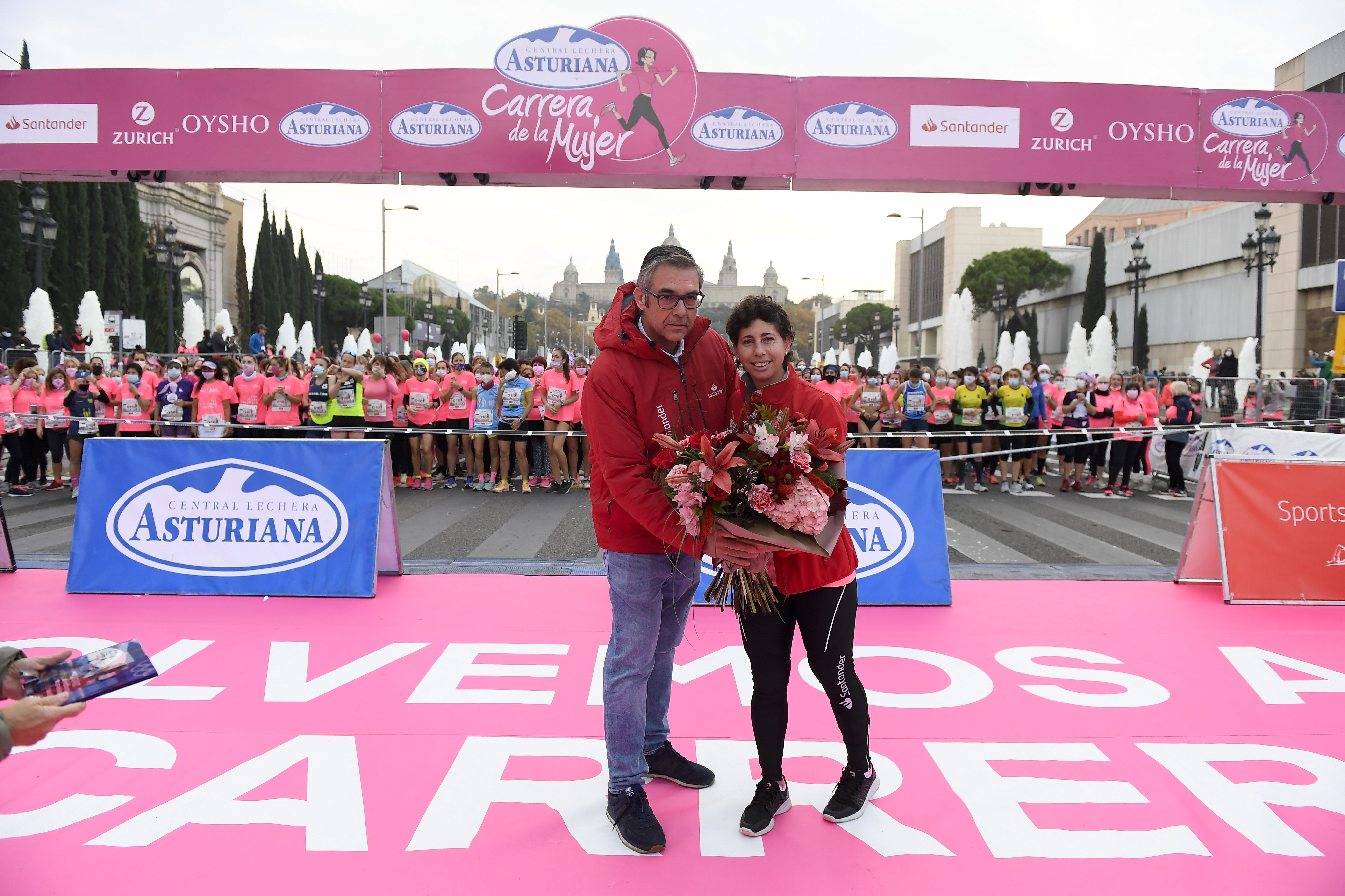 Las mejores fotos de la Carrera de la Mujer Central Lechera Asturiana Barcelona 2021 (HOMENAJES DE SALIDA)