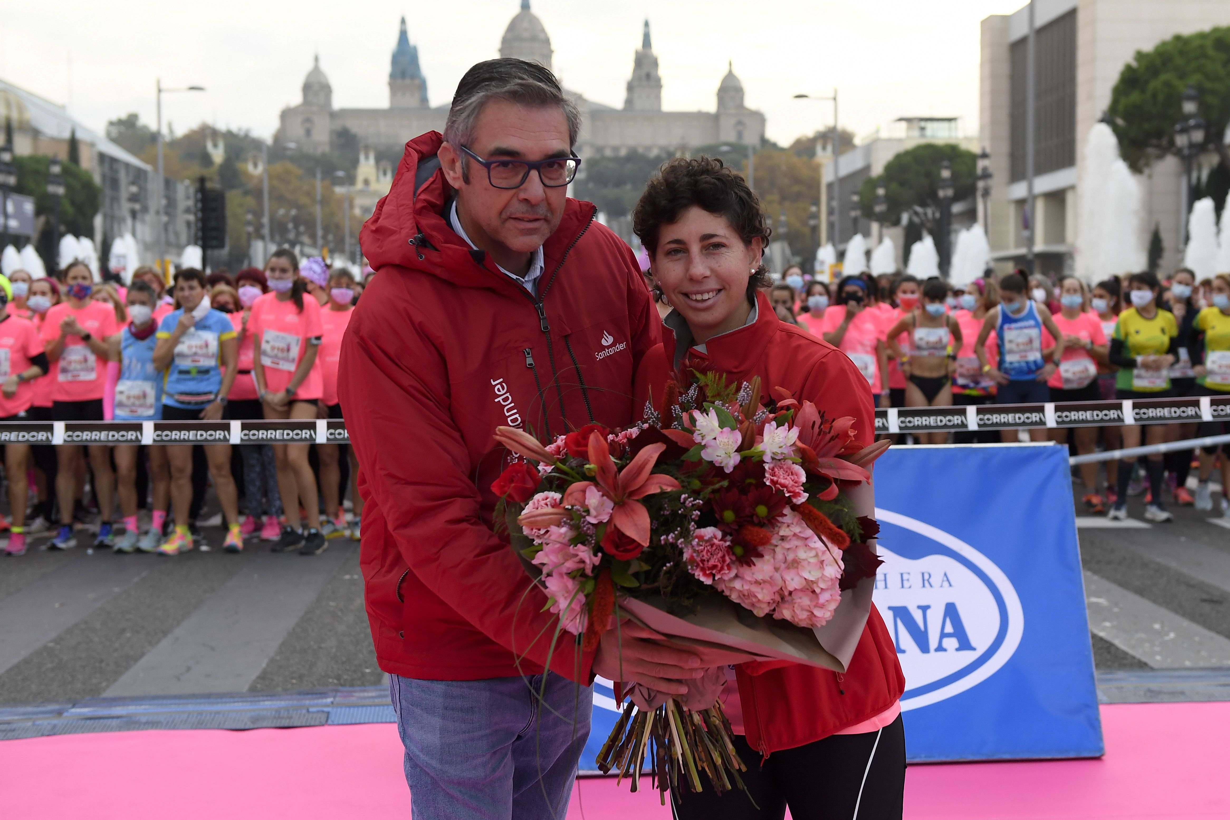 Las mejores fotos de la Carrera de la Mujer Central Lechera Asturiana Barcelona 2021 (HOMENAJES DE SALIDA)