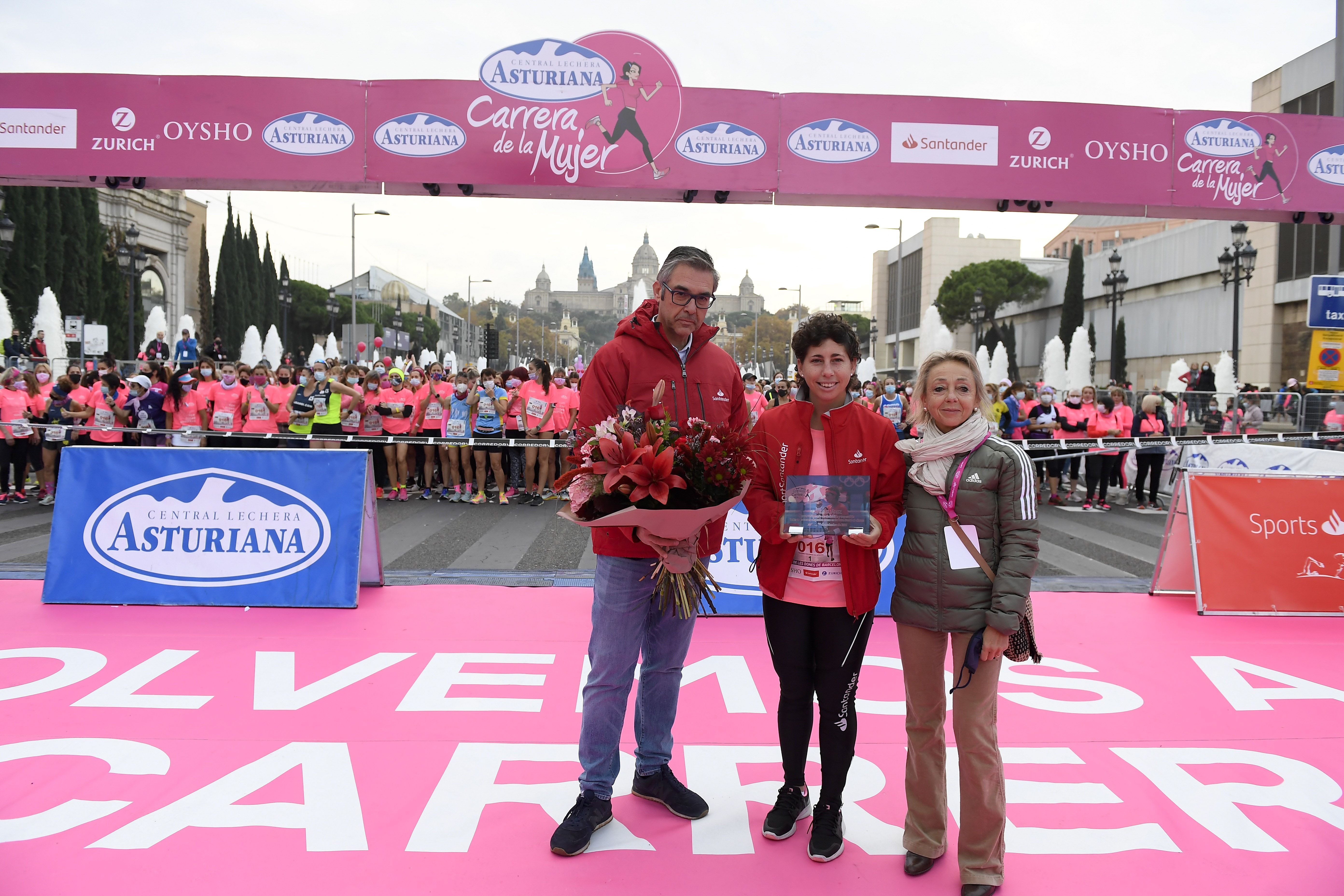 Las mejores fotos de la Carrera de la Mujer Central Lechera Asturiana Barcelona 2021 (HOMENAJES DE SALIDA)
