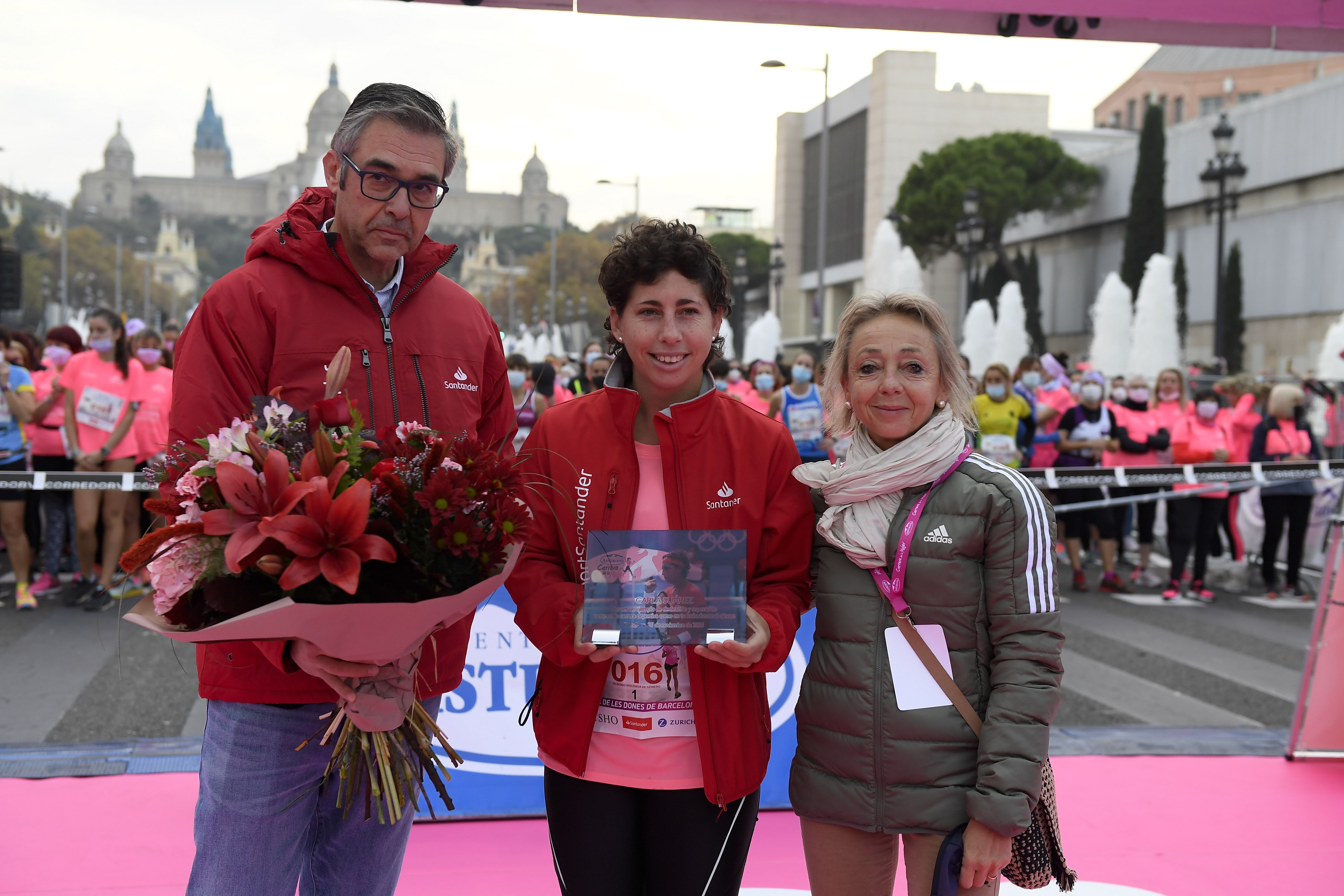Las mejores fotos de la Carrera de la Mujer Central Lechera Asturiana Barcelona 2021 (HOMENAJES DE SALIDA)