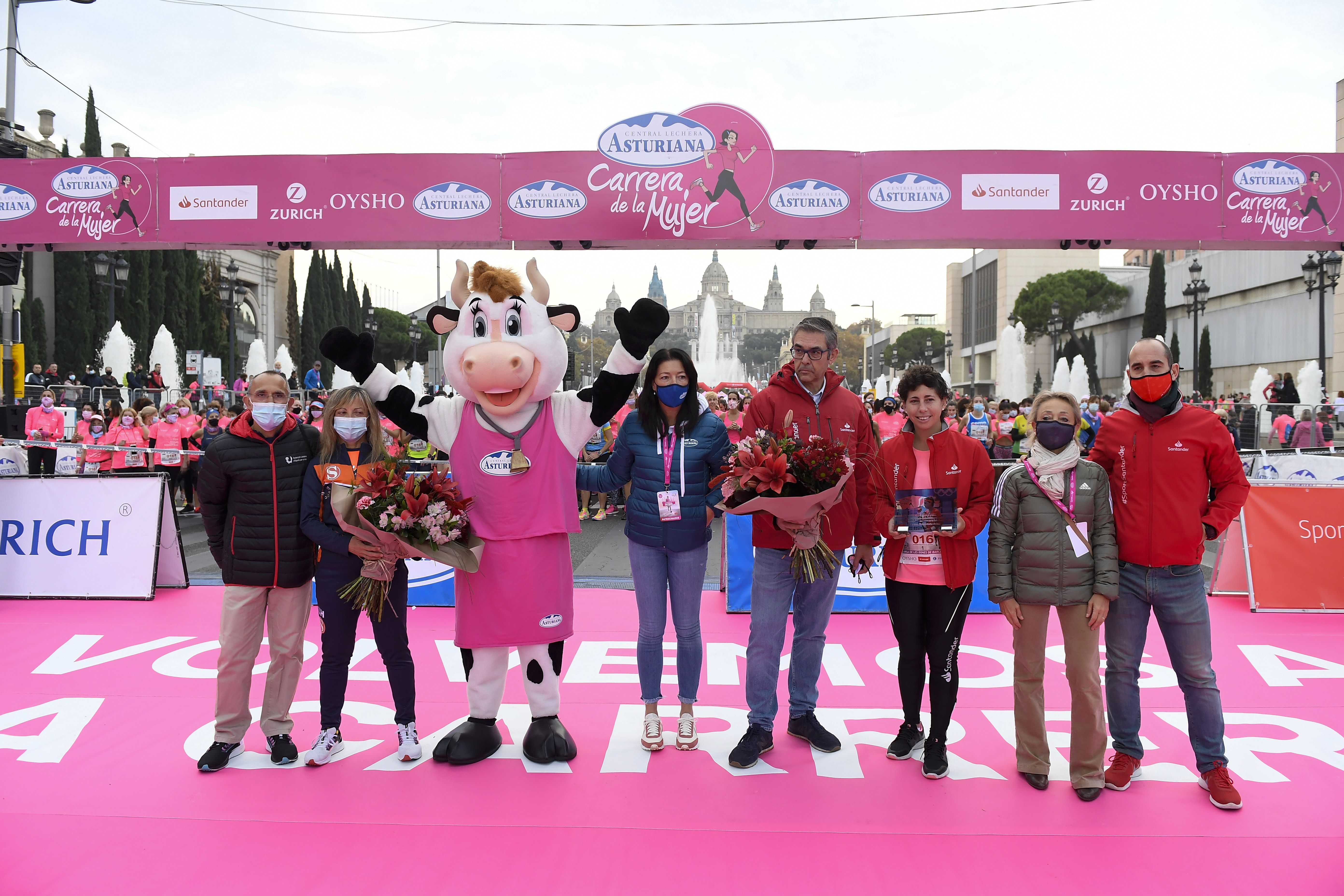 Las mejores fotos de la Carrera de la Mujer Central Lechera Asturiana Barcelona 2021 (HOMENAJES DE SALIDA)