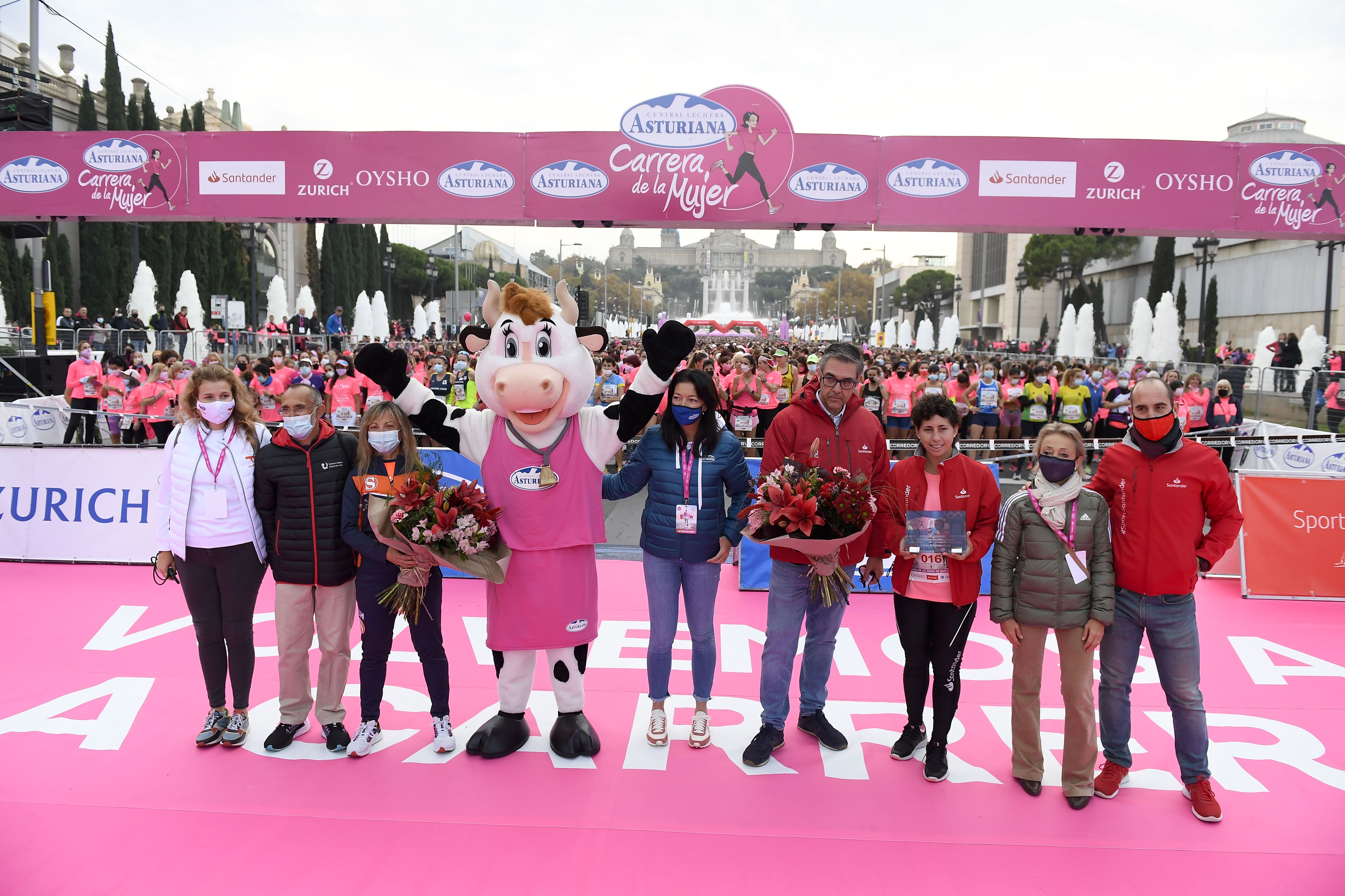 Las mejores fotos de la Carrera de la Mujer Central Lechera Asturiana Barcelona 2021 (HOMENAJES DE SALIDA)