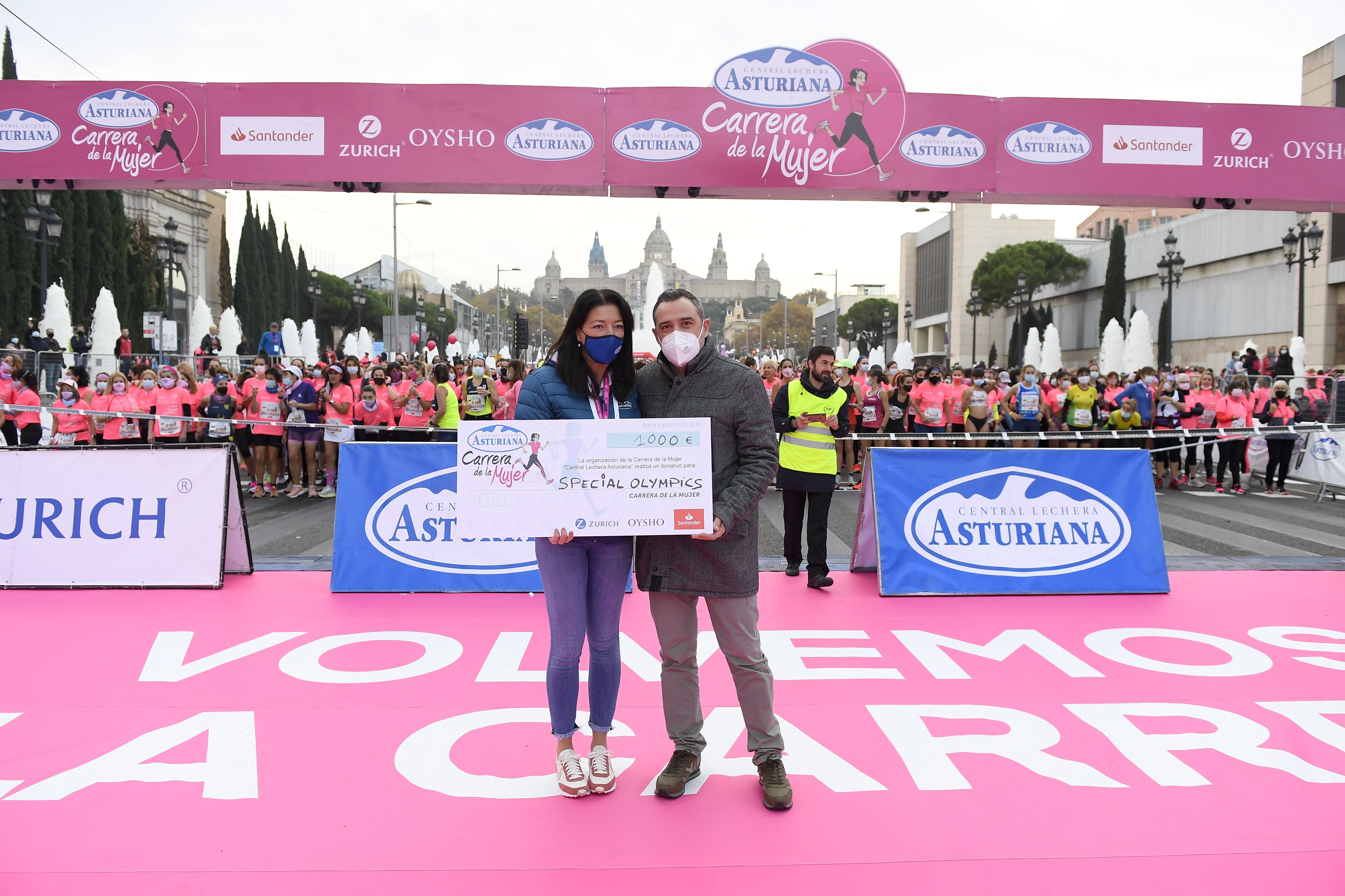 Las mejores fotos de la Carrera de la Mujer Central Lechera Asturiana Barcelona 2021 (HOMENAJES DE SALIDA)