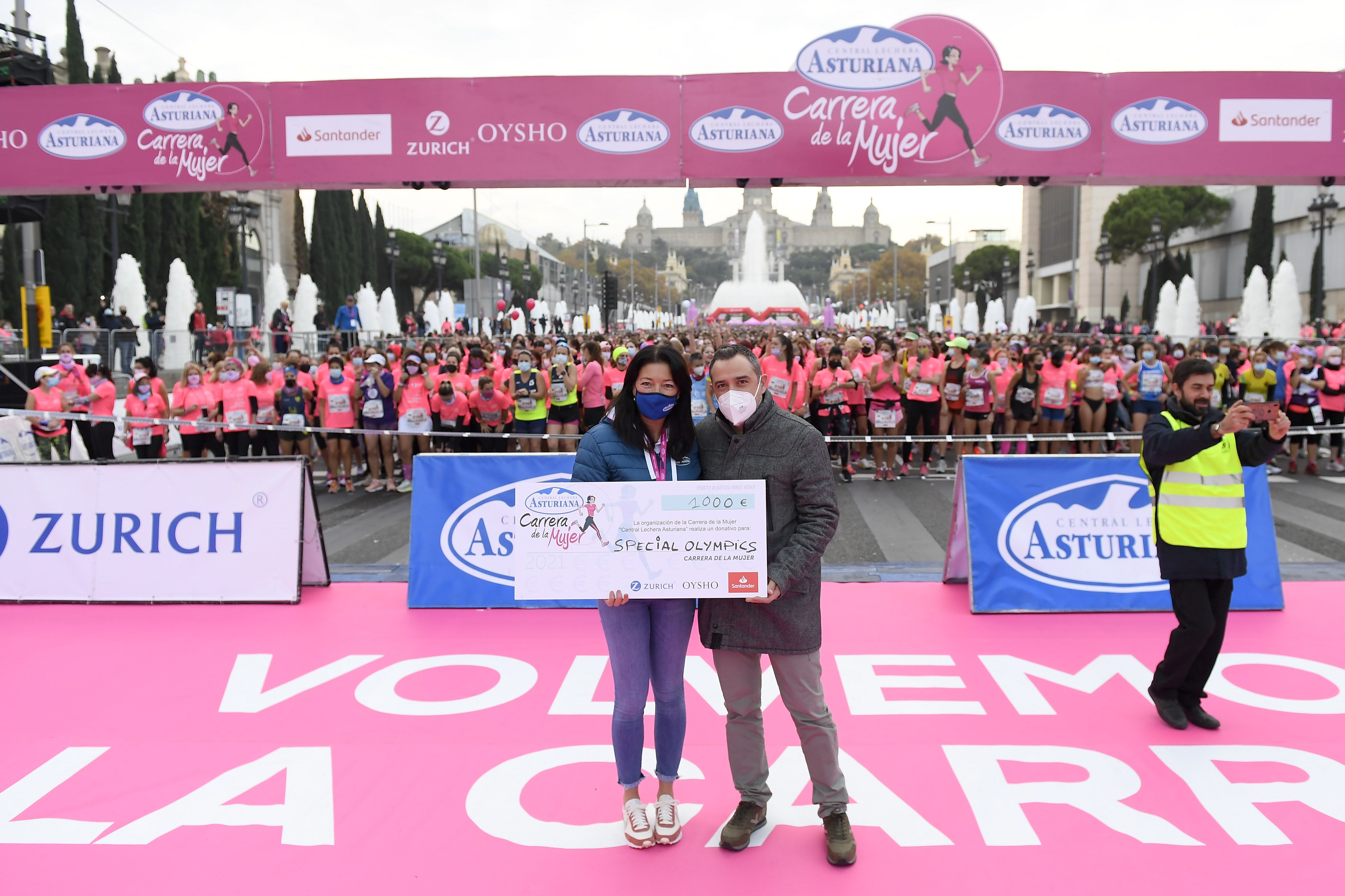 Las mejores fotos de la Carrera de la Mujer Central Lechera Asturiana Barcelona 2021 (HOMENAJES DE SALIDA)