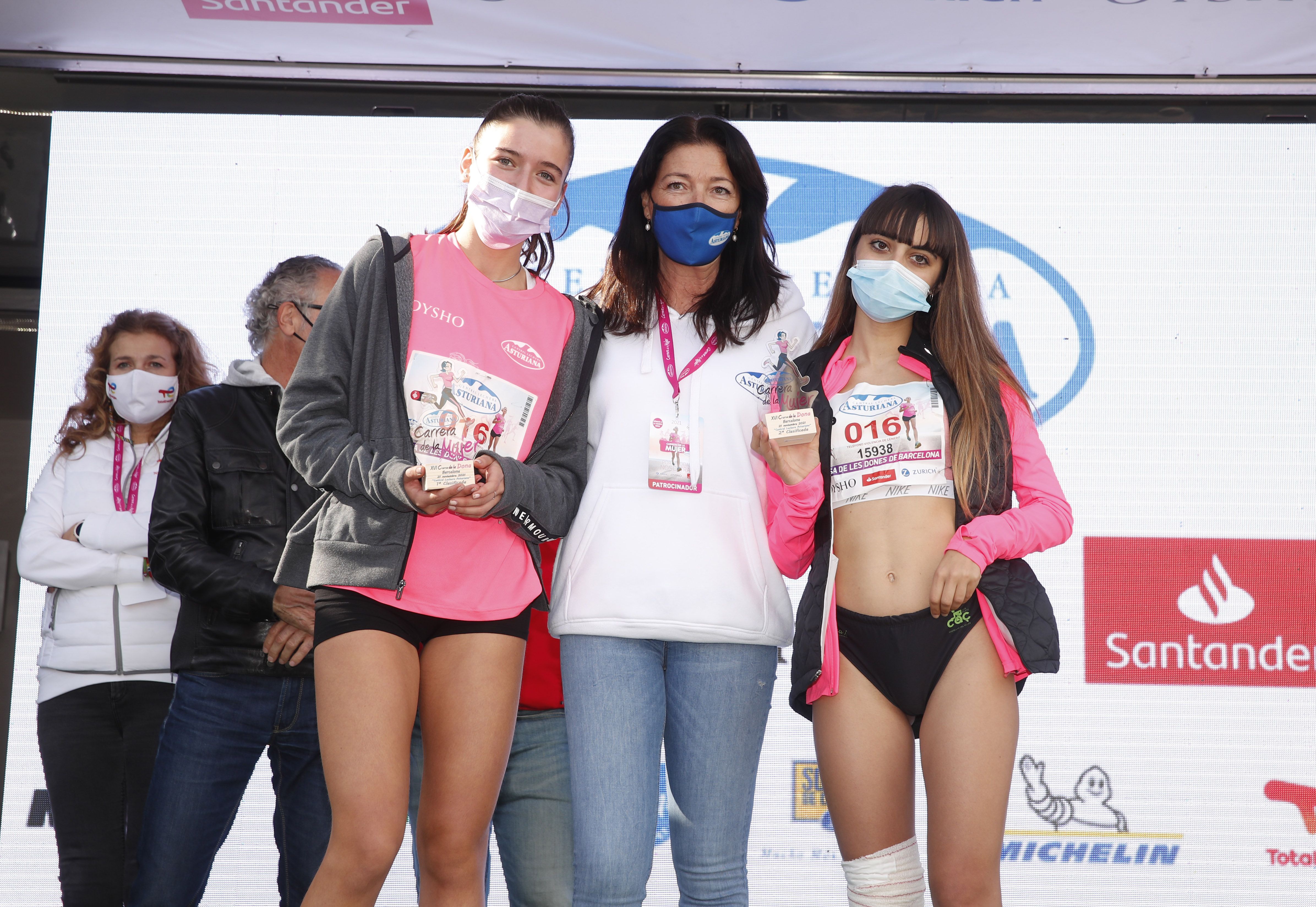 Las mejores fotos de la Carrera de la Mujer Central Lechera Asturiana Barcelona 2021 (CEREMONIAS DE PREMIACIÓN)