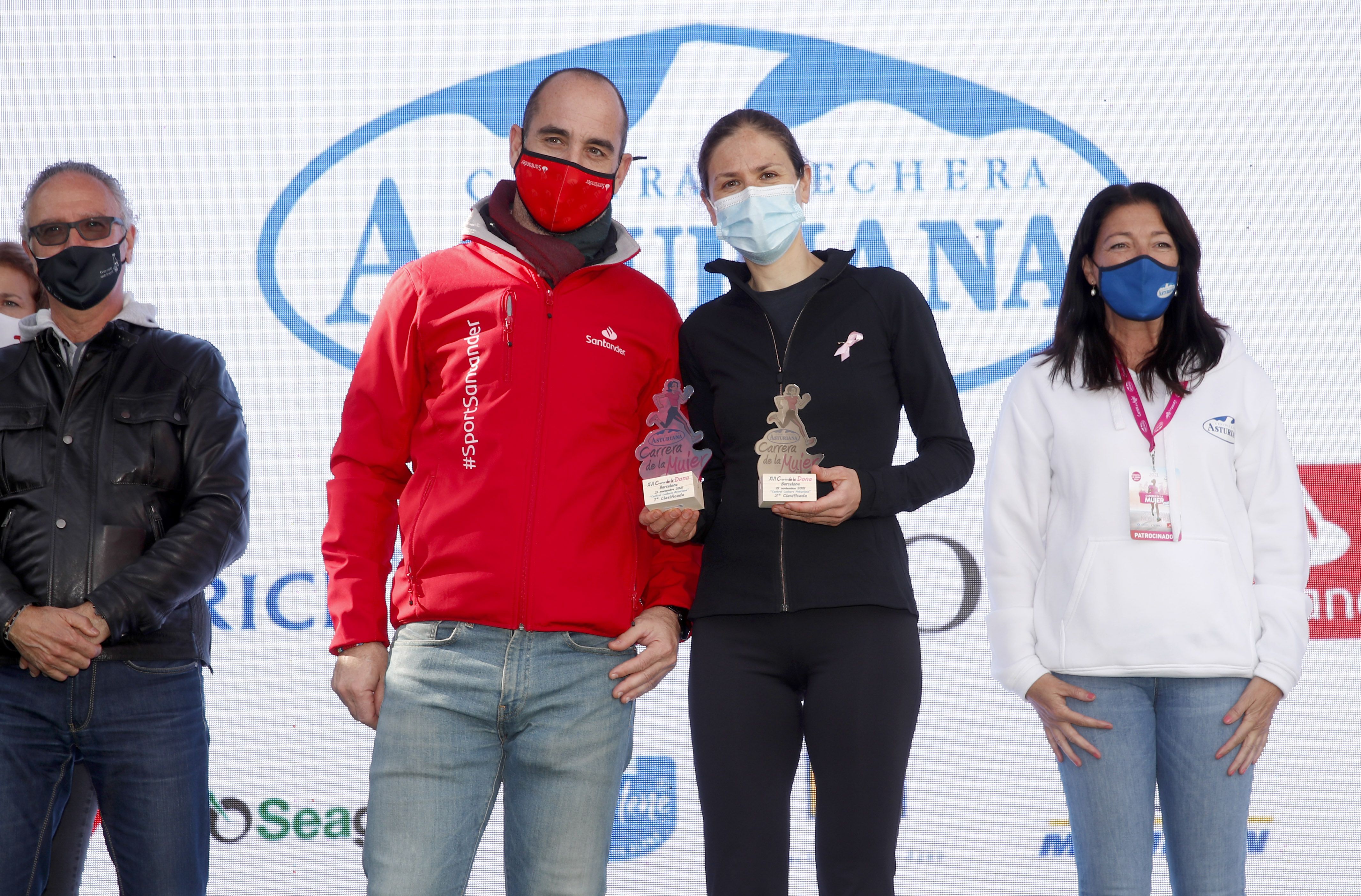 Las mejores fotos de la Carrera de la Mujer Central Lechera Asturiana Barcelona 2021 (CEREMONIAS DE PREMIACIÓN)
