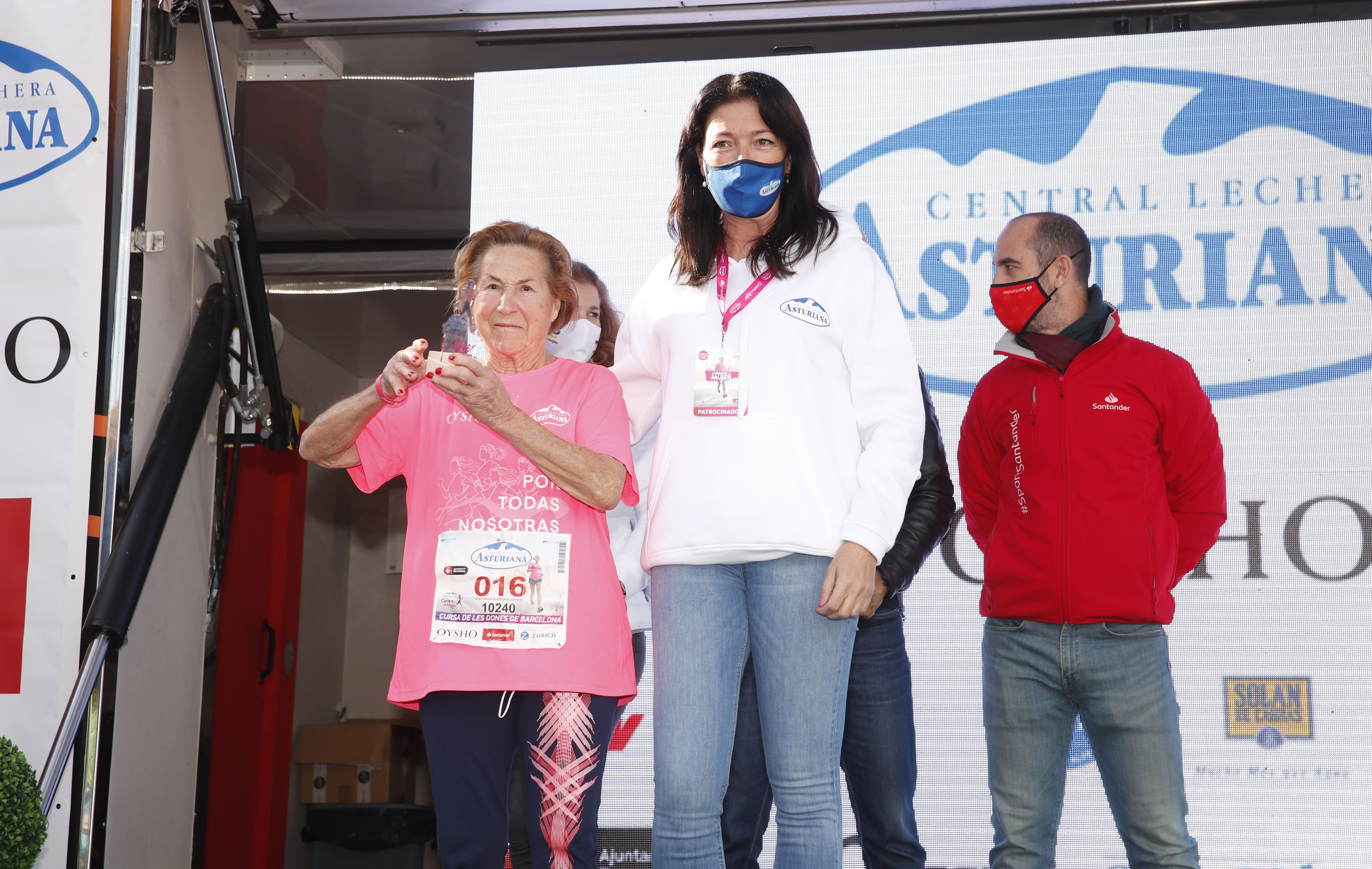 Las mejores fotos de la Carrera de la Mujer Central Lechera Asturiana Barcelona 2021 (CEREMONIAS DE PREMIACIÓN)