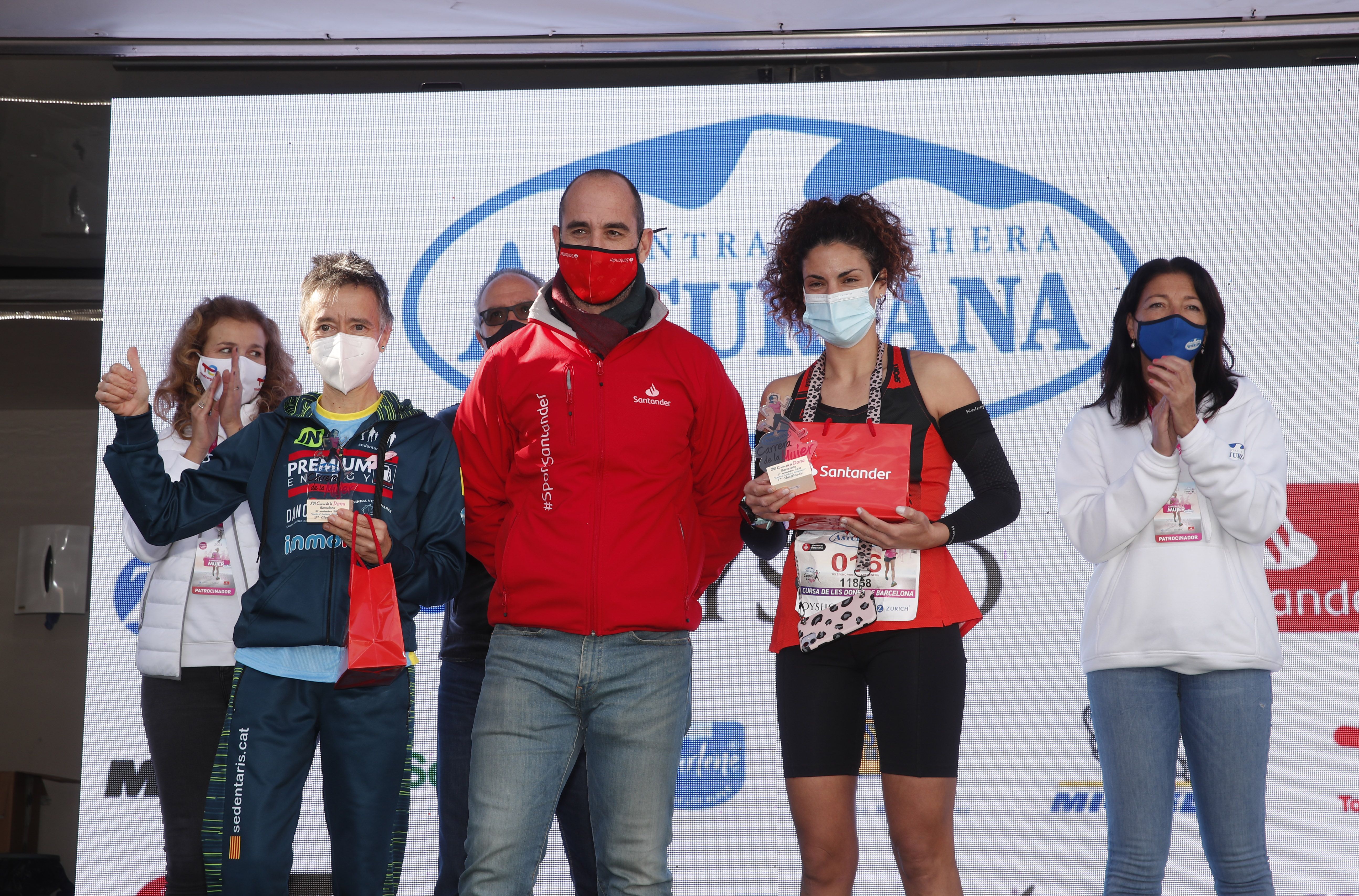Las mejores fotos de la Carrera de la Mujer Central Lechera Asturiana Barcelona 2021 (CEREMONIAS DE PREMIACIÓN)