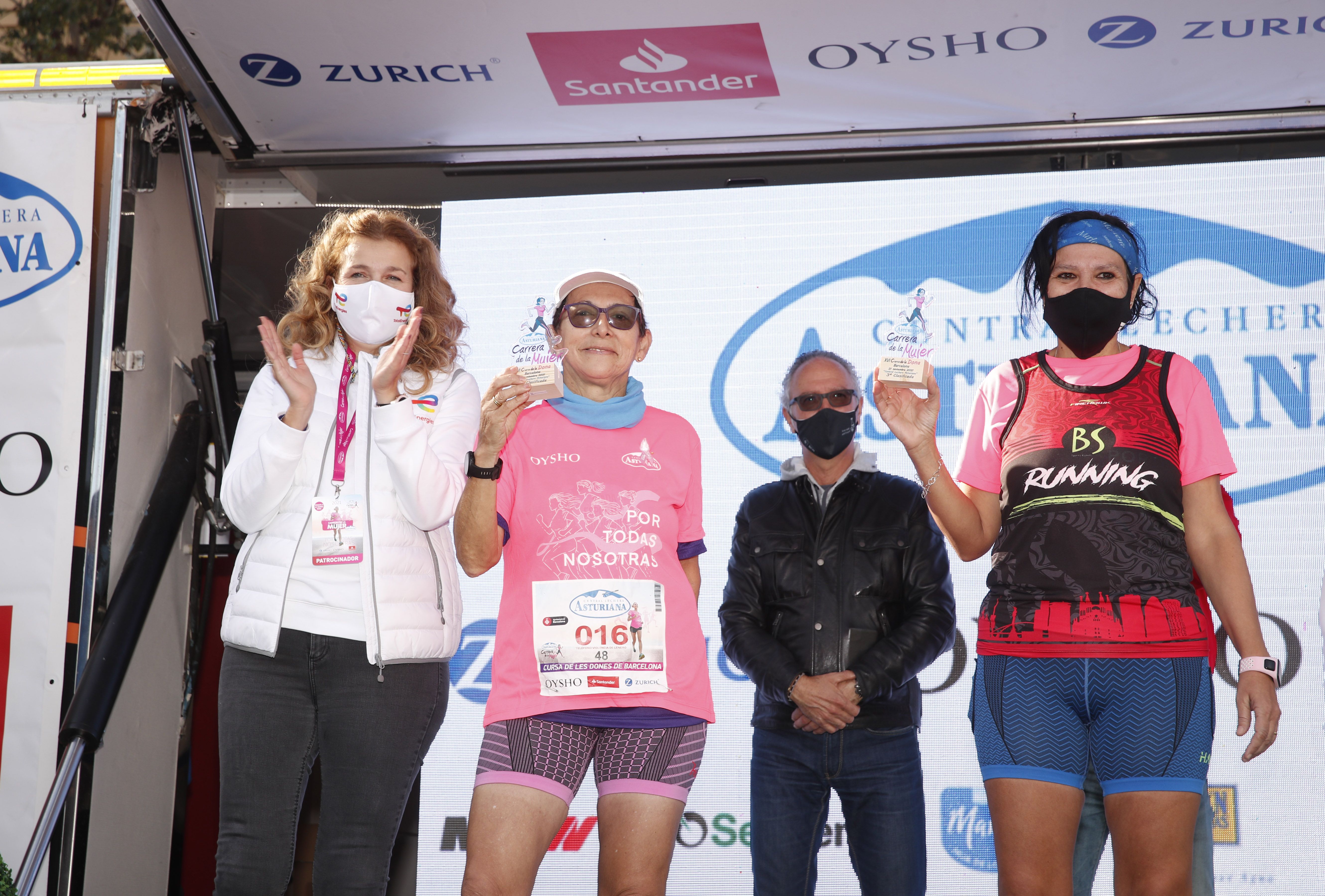 Las mejores fotos de la Carrera de la Mujer Central Lechera Asturiana Barcelona 2021 (CEREMONIAS DE PREMIACIÓN)