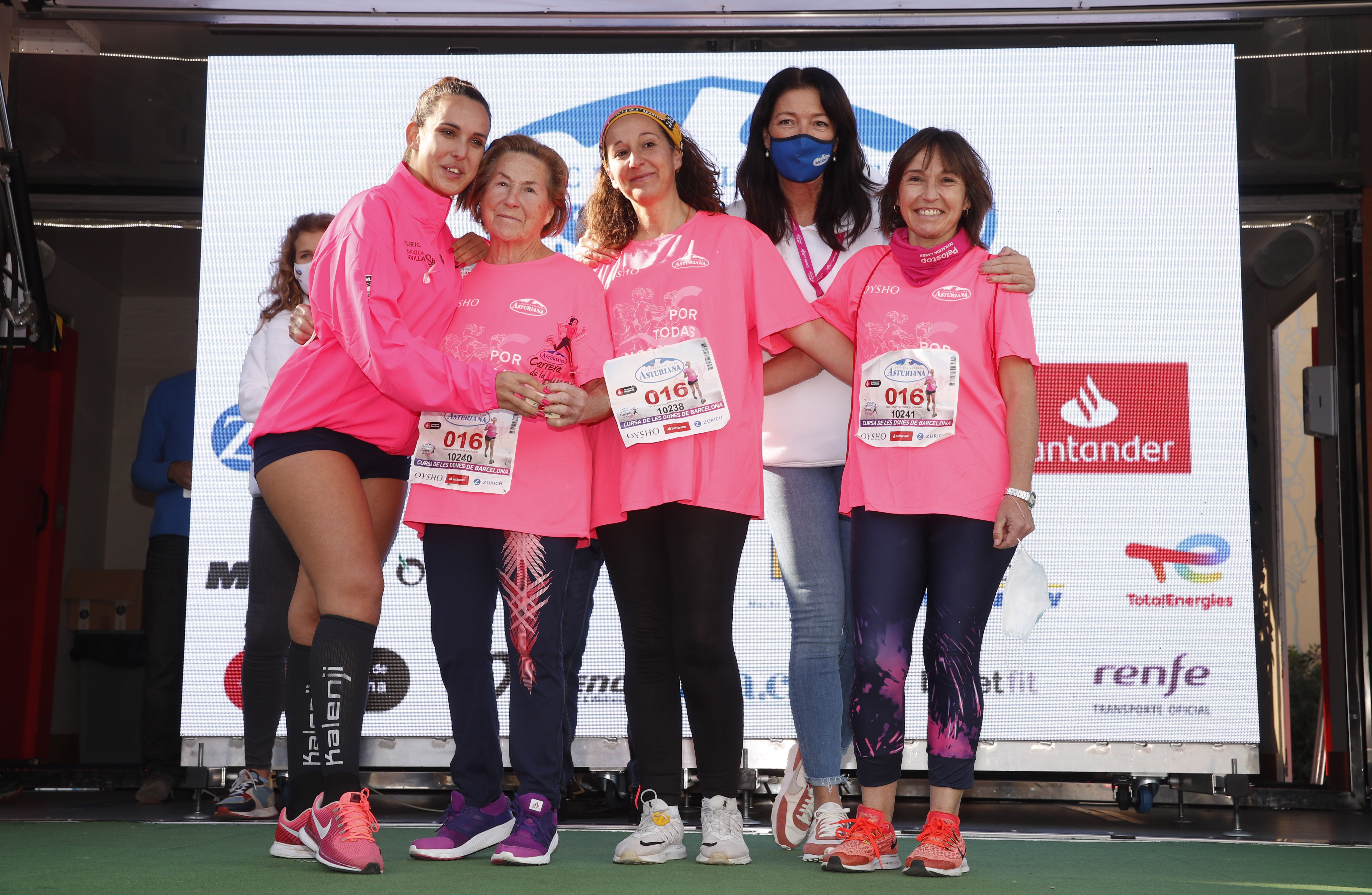 Las mejores fotos de la Carrera de la Mujer Central Lechera Asturiana Barcelona 2021 (CEREMONIAS DE PREMIACIÓN)