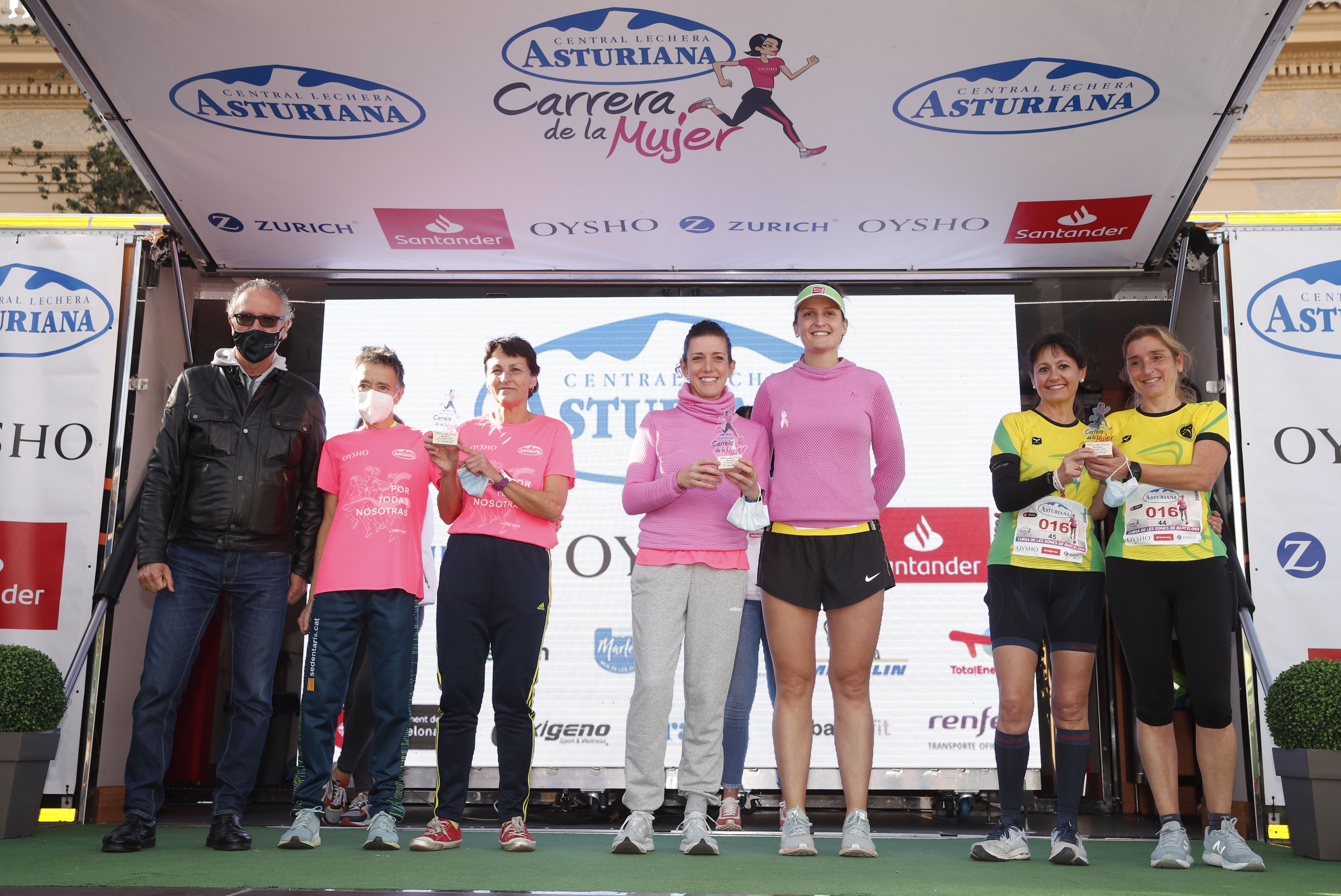 Las mejores fotos de la Carrera de la Mujer Central Lechera Asturiana Barcelona 2021 (CEREMONIAS DE PREMIACIÓN)