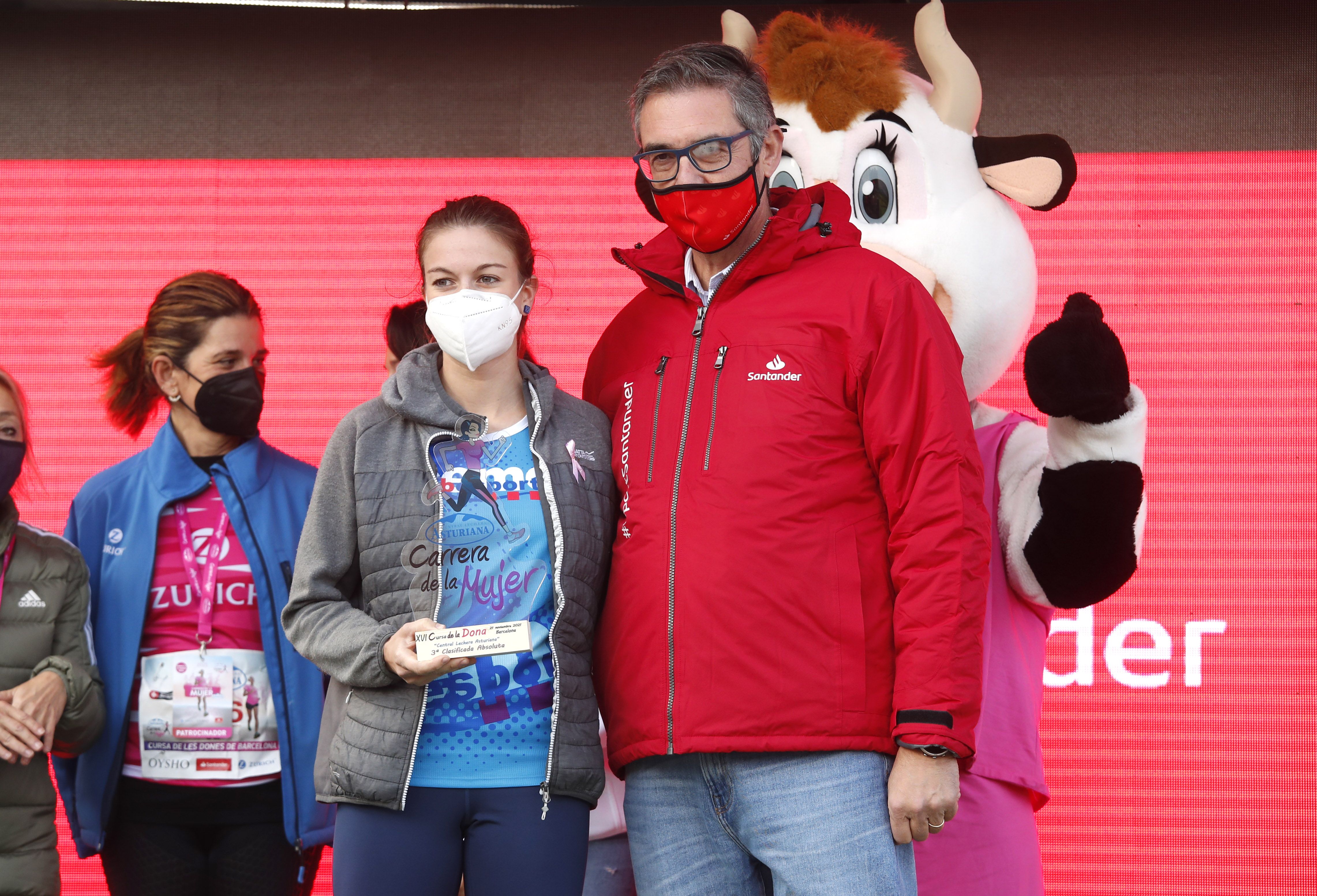Las mejores fotos de la Carrera de la Mujer Central Lechera Asturiana Barcelona 2021 (CEREMONIAS DE PREMIACIÓN)