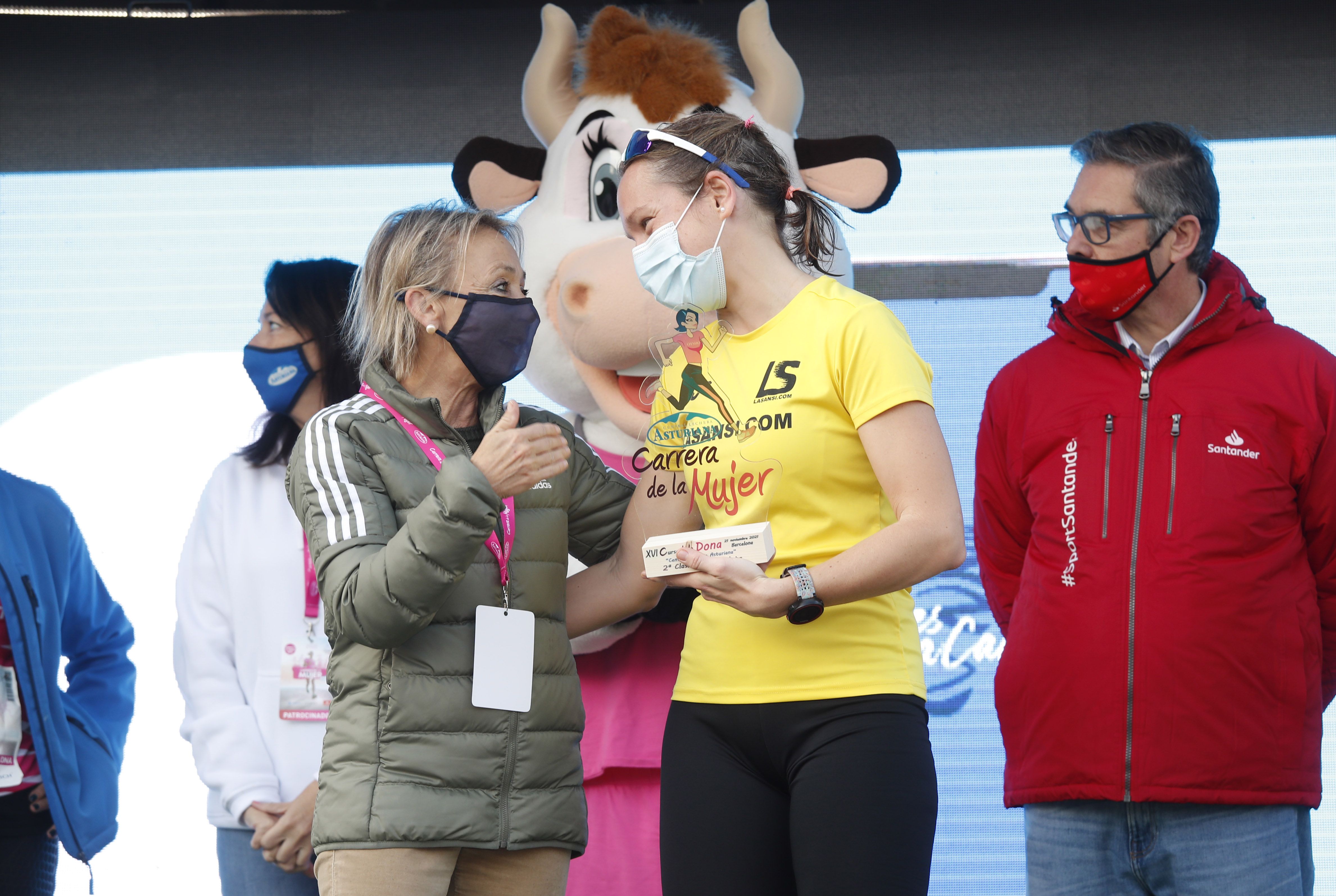 Las mejores fotos de la Carrera de la Mujer Central Lechera Asturiana Barcelona 2021 (CEREMONIAS DE PREMIACIÓN)