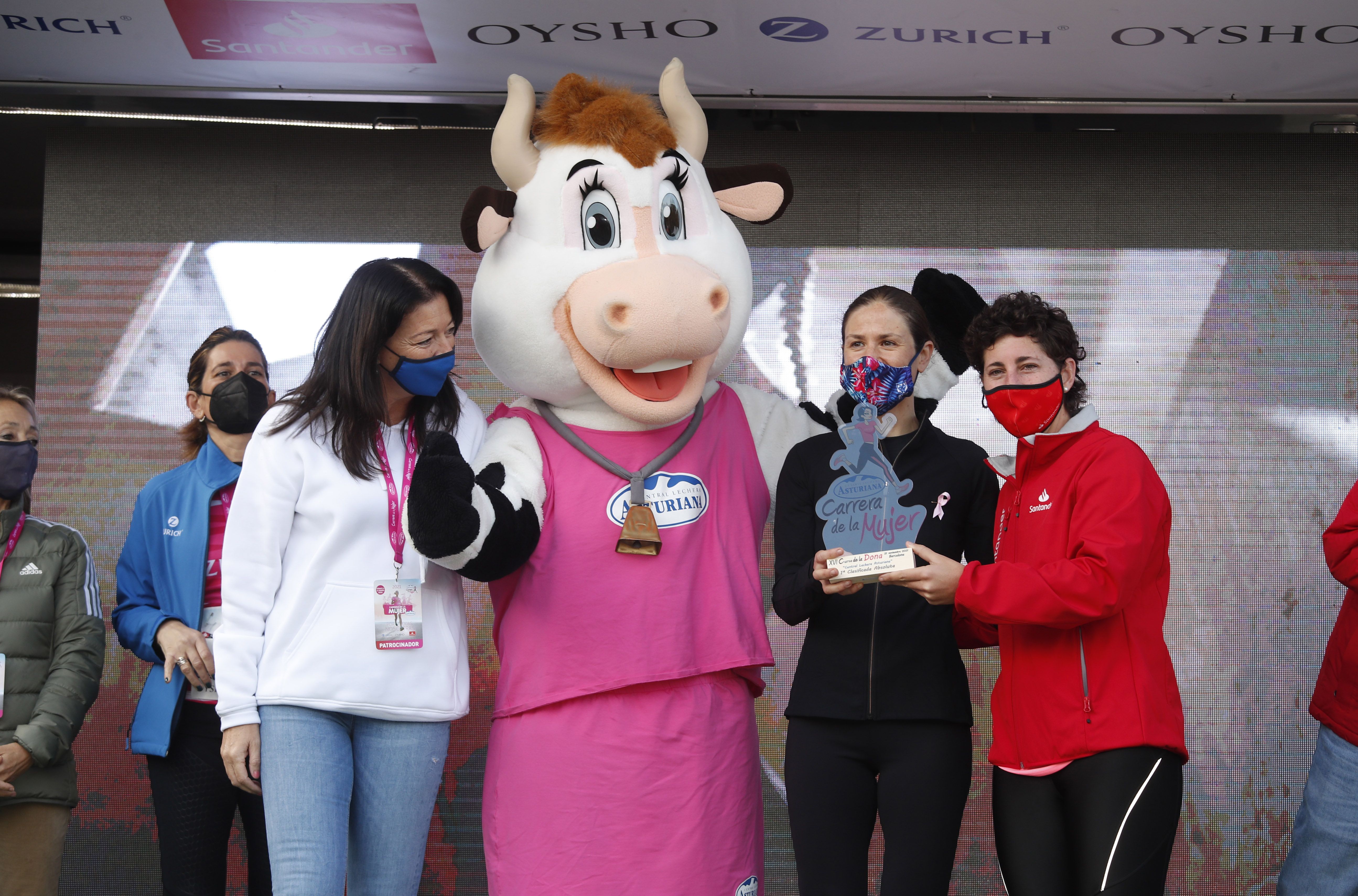 Las mejores fotos de la Carrera de la Mujer Central Lechera Asturiana Barcelona 2021 (CEREMONIAS DE PREMIACIÓN)