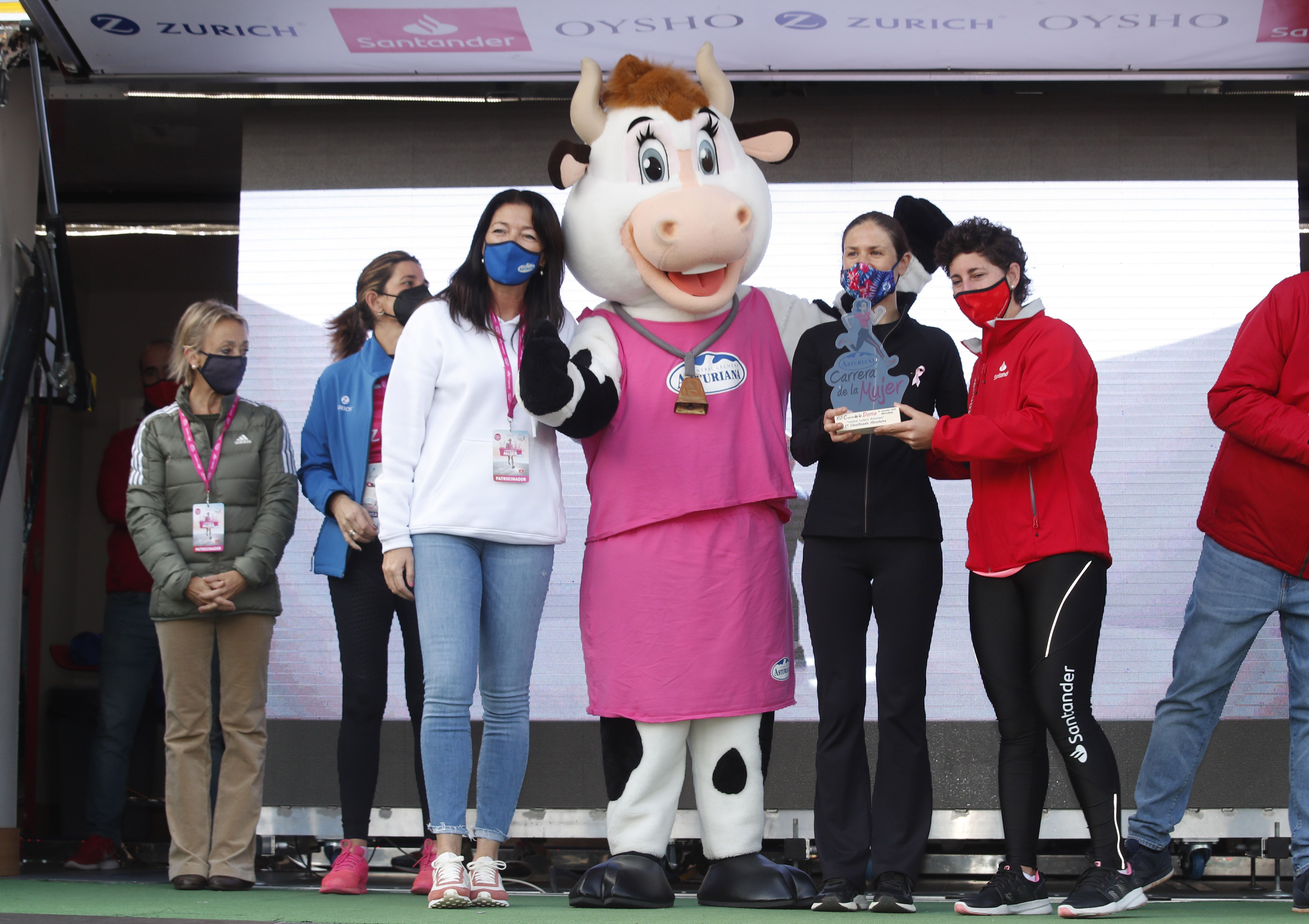 Las mejores fotos de la Carrera de la Mujer Central Lechera Asturiana Barcelona 2021 (CEREMONIAS DE PREMIACIÓN)