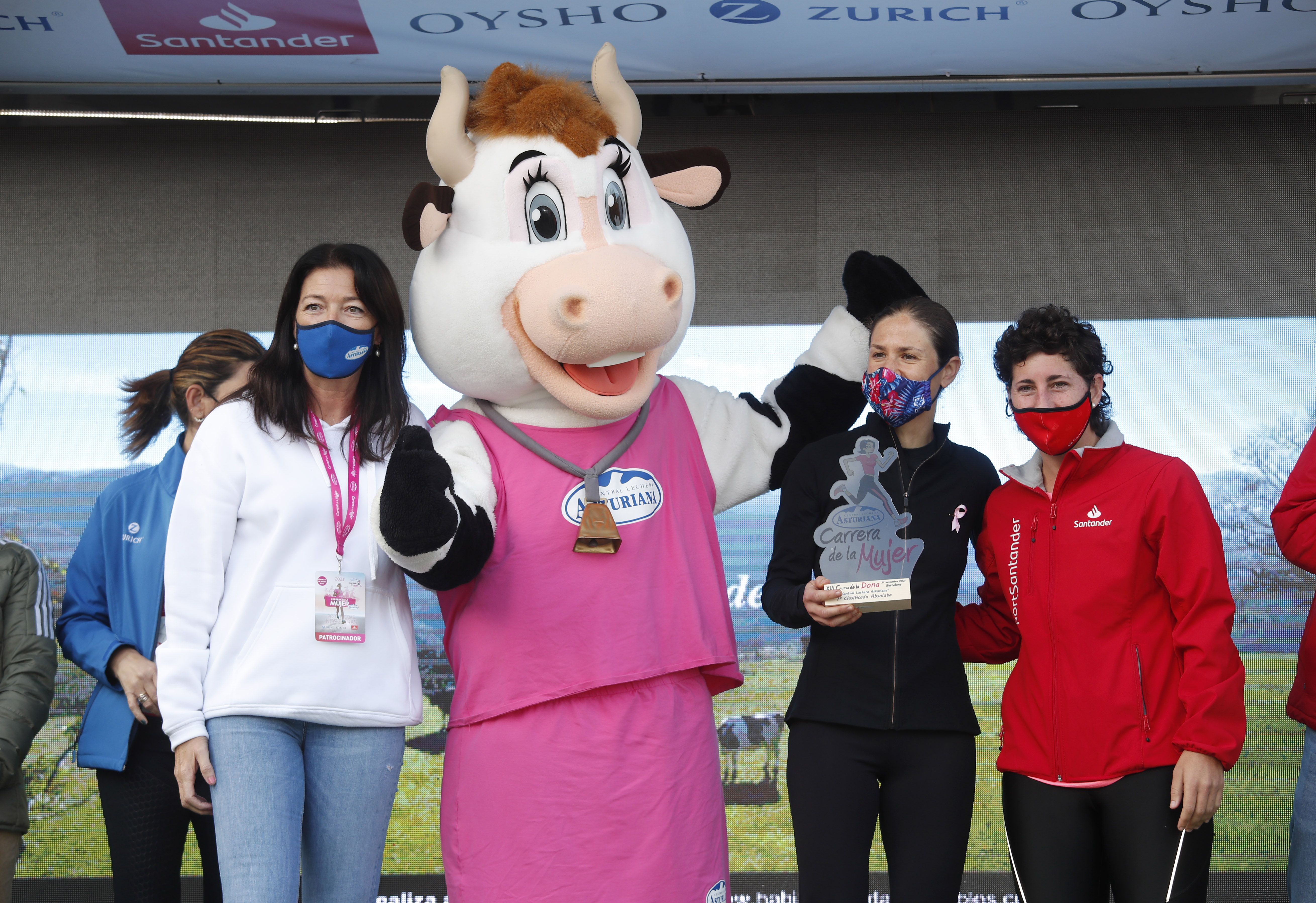 Las mejores fotos de la Carrera de la Mujer Central Lechera Asturiana Barcelona 2021 (CEREMONIAS DE PREMIACIÓN)