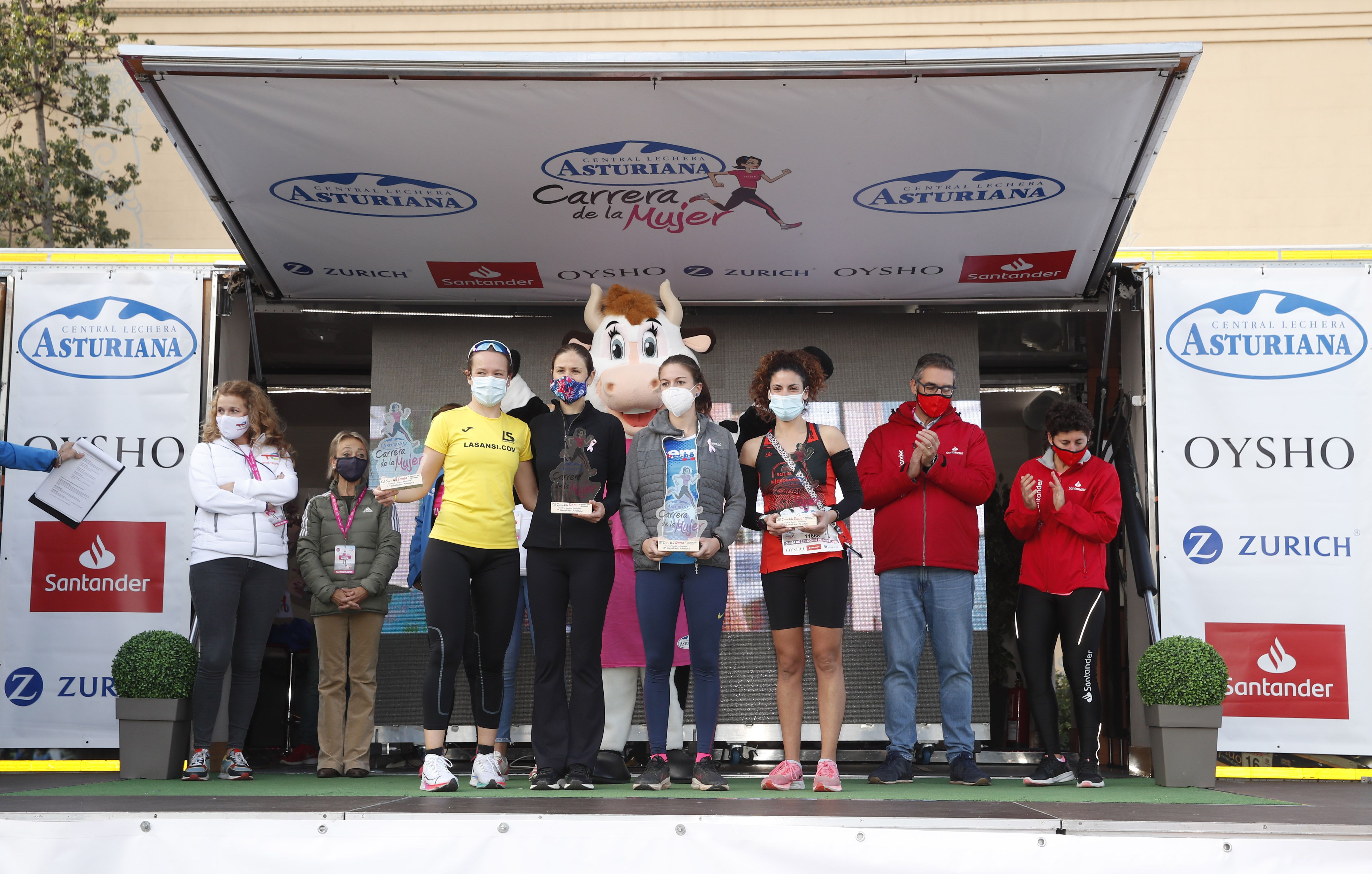 Las mejores fotos de la Carrera de la Mujer Central Lechera Asturiana Barcelona 2021 (CEREMONIAS DE PREMIACIÓN)