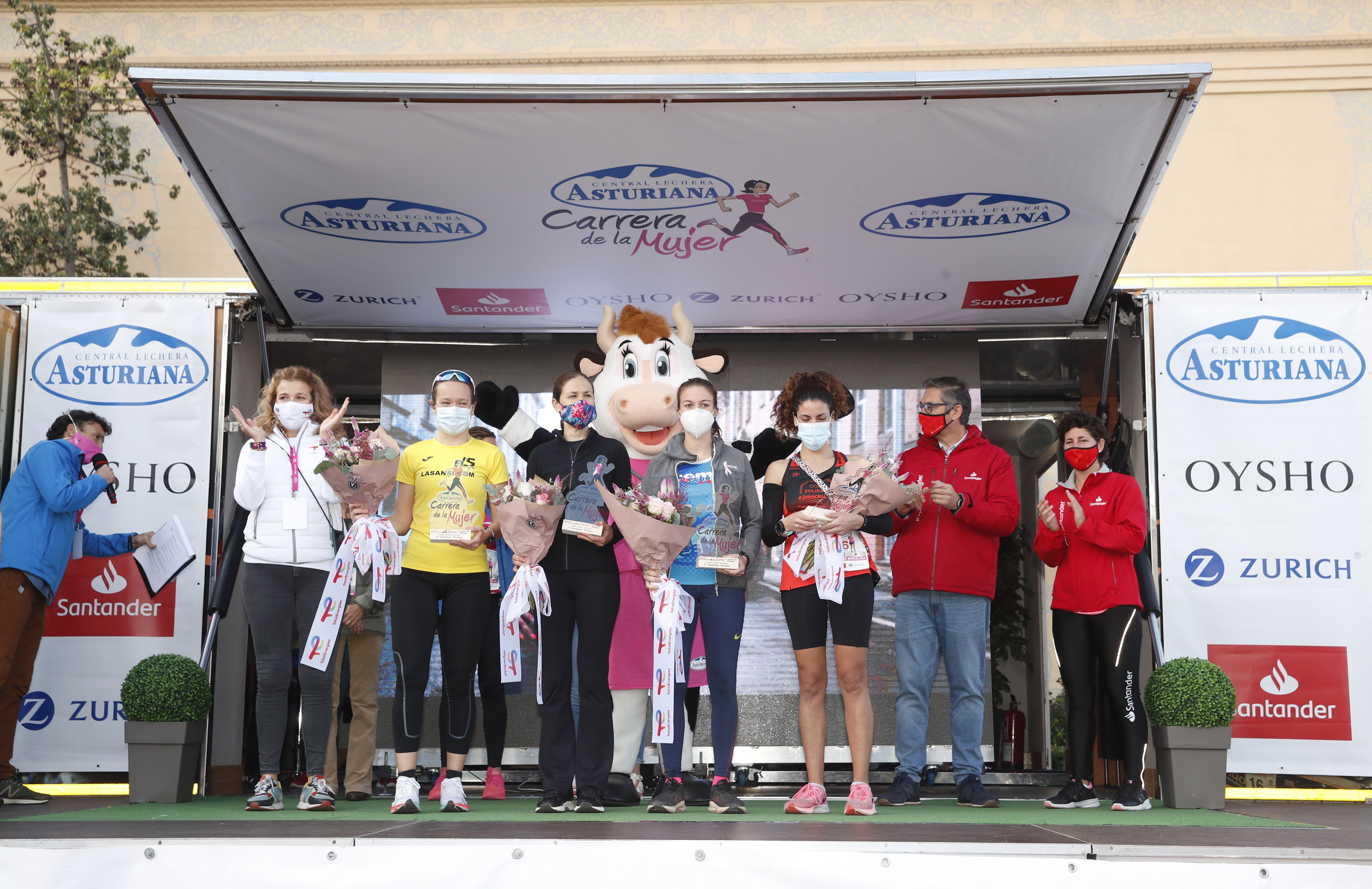 Las mejores fotos de la Carrera de la Mujer Central Lechera Asturiana Barcelona 2021 (CEREMONIAS DE PREMIACIÓN)