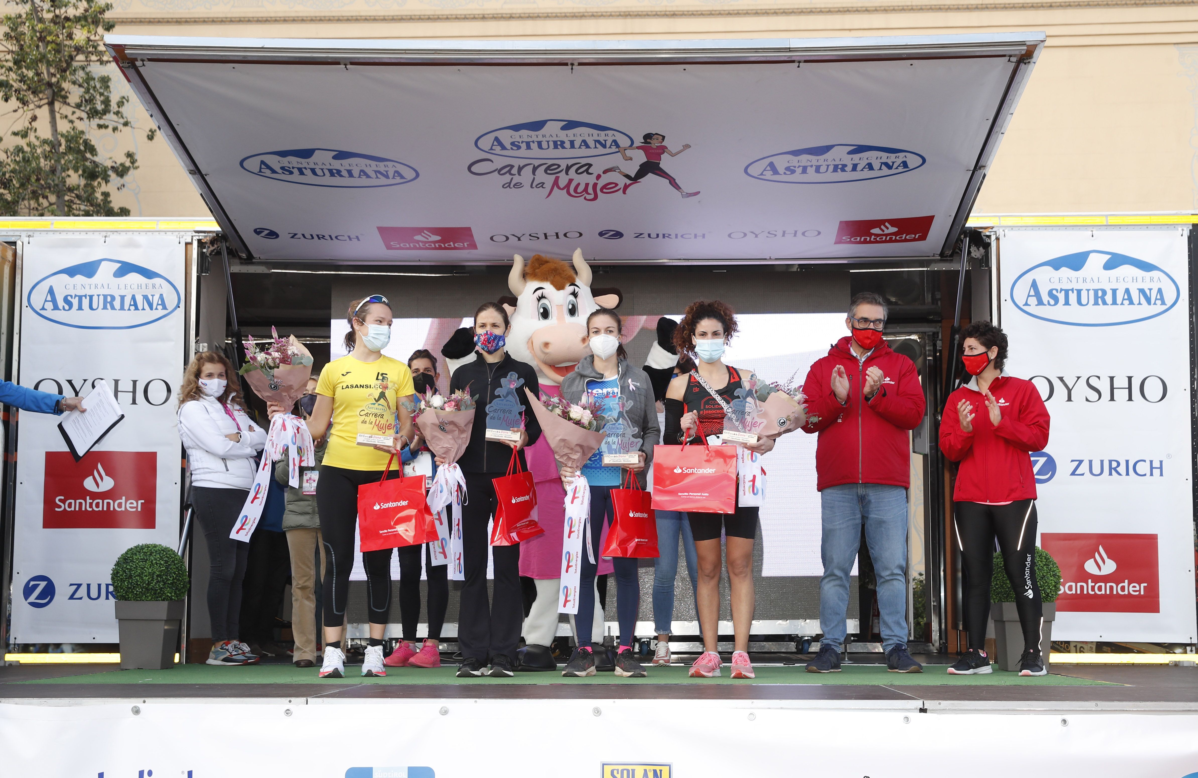 Las mejores fotos de la Carrera de la Mujer Central Lechera Asturiana Barcelona 2021 (CEREMONIAS DE PREMIACIÓN)
