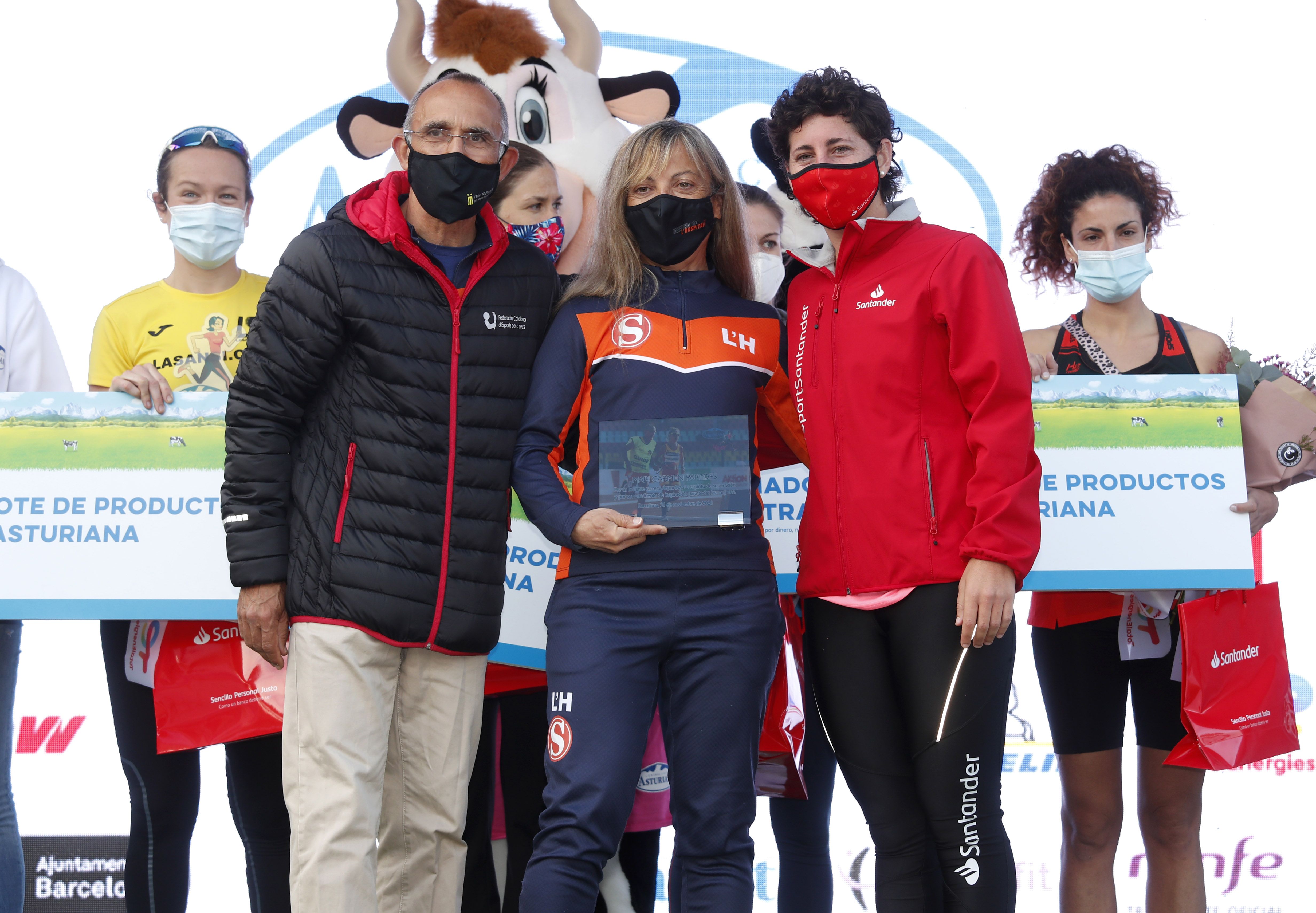 Las mejores fotos de la Carrera de la Mujer Central Lechera Asturiana Barcelona 2021 (CEREMONIAS DE PREMIACIÓN)