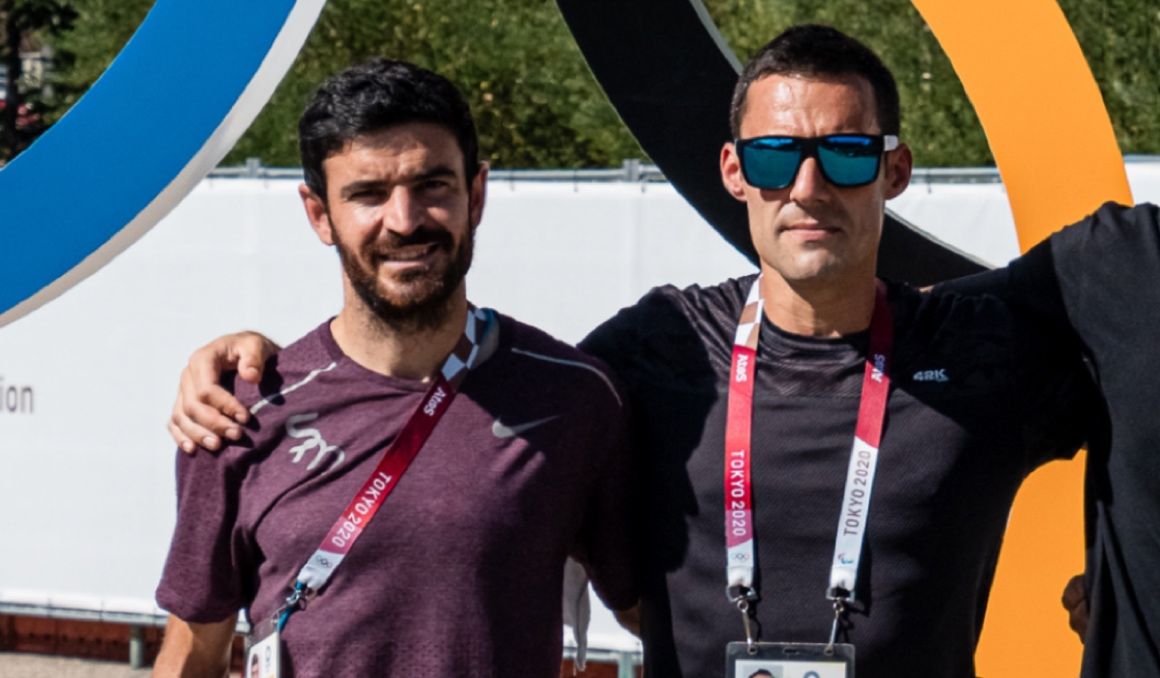 Sergio Mateo (izquierda) y Félix Sánchez (derecha) durante los Juegos Olímpicos de Tokio 2020.