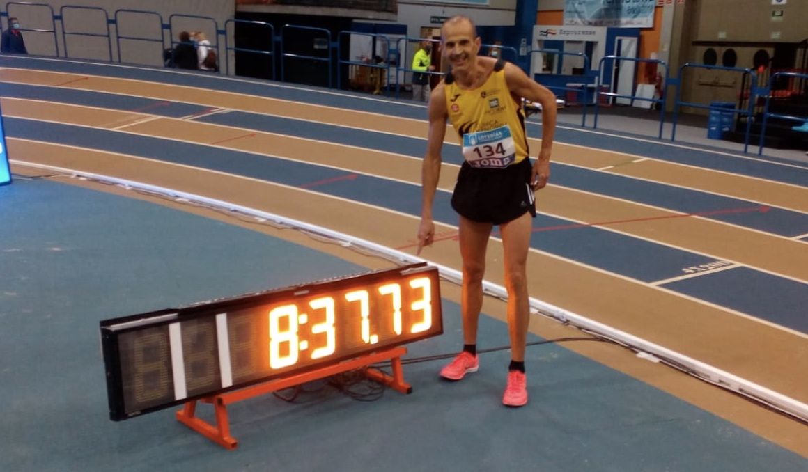Juan Antonio Cuadrillero tras batir el récord del mundo M50 de 3000 metros en Ourense. RFEA.