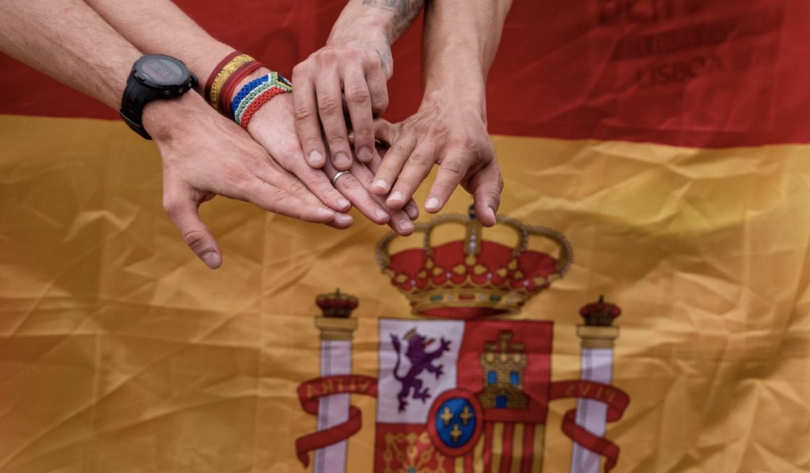 Una imagen de las manos de parte del equipo español en el último Europeo de campo a través. SPORTMEDIA.