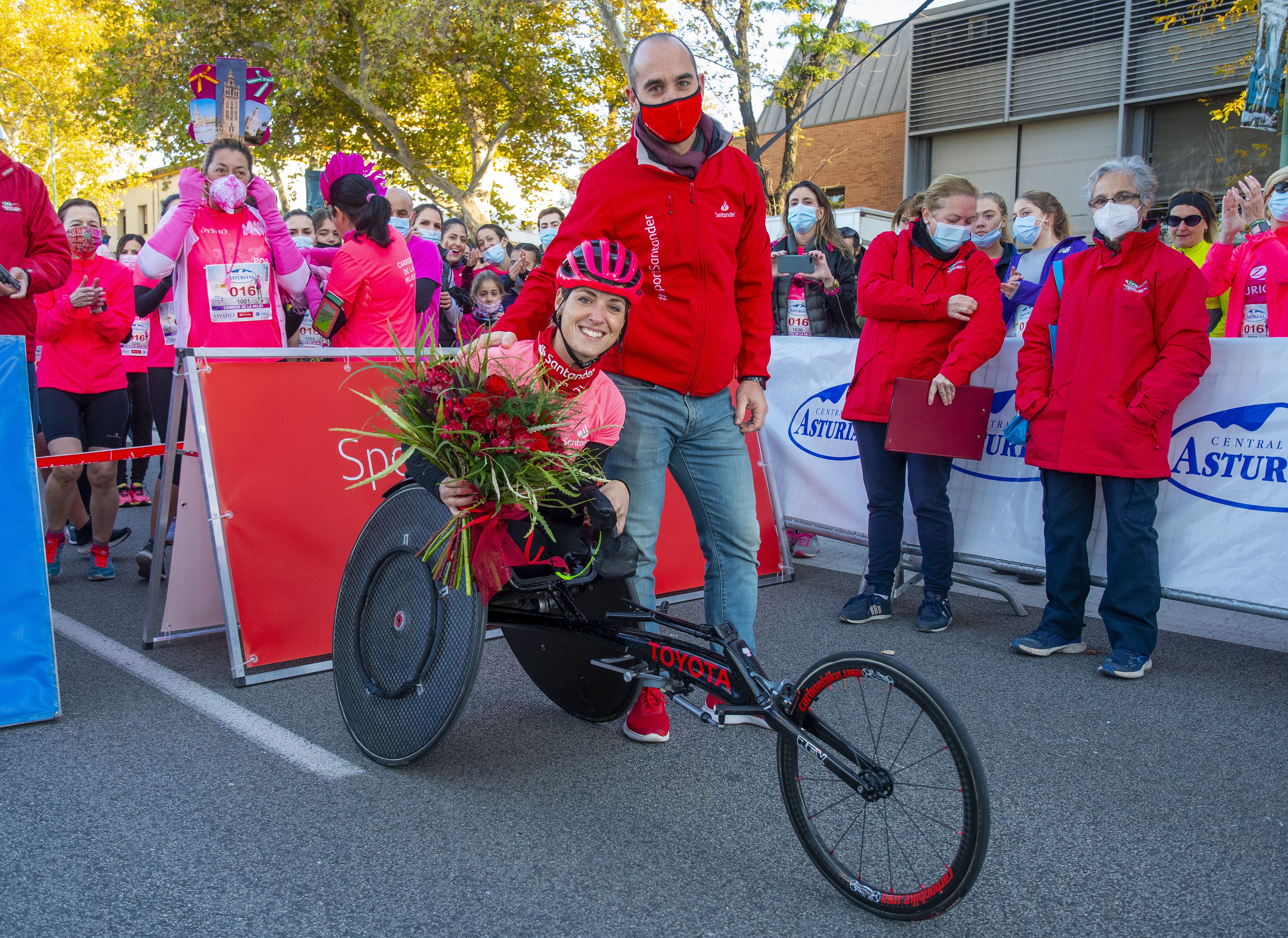Las mejores fotos de la Carrera de la Mujer Central Lechera Asturiana Sevilla 2021 (HOMENAJES EN LA SALIDA)