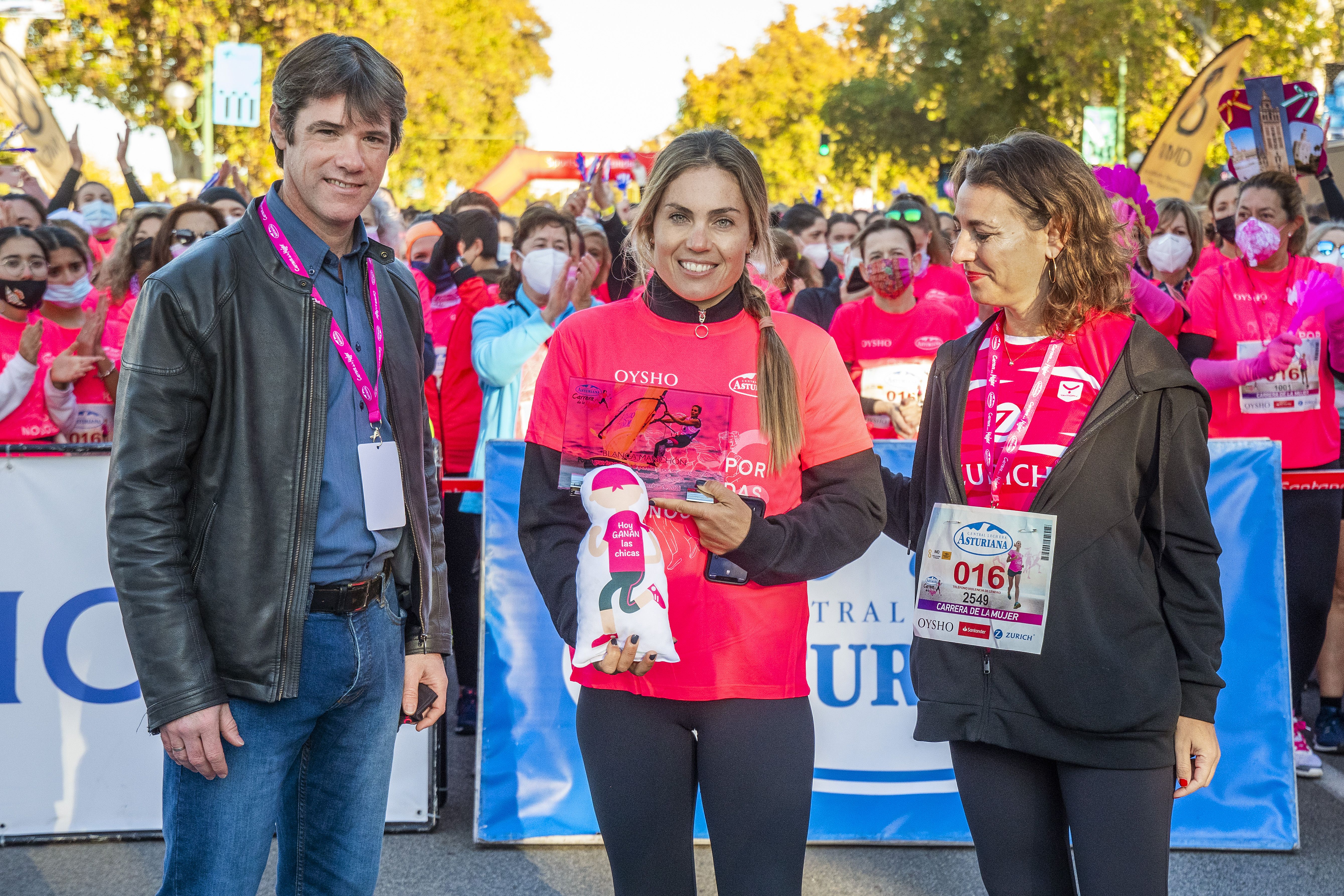 Las mejores fotos de la Carrera de la Mujer Central Lechera Asturiana Sevilla 2021 (HOMENAJES EN LA SALIDA)