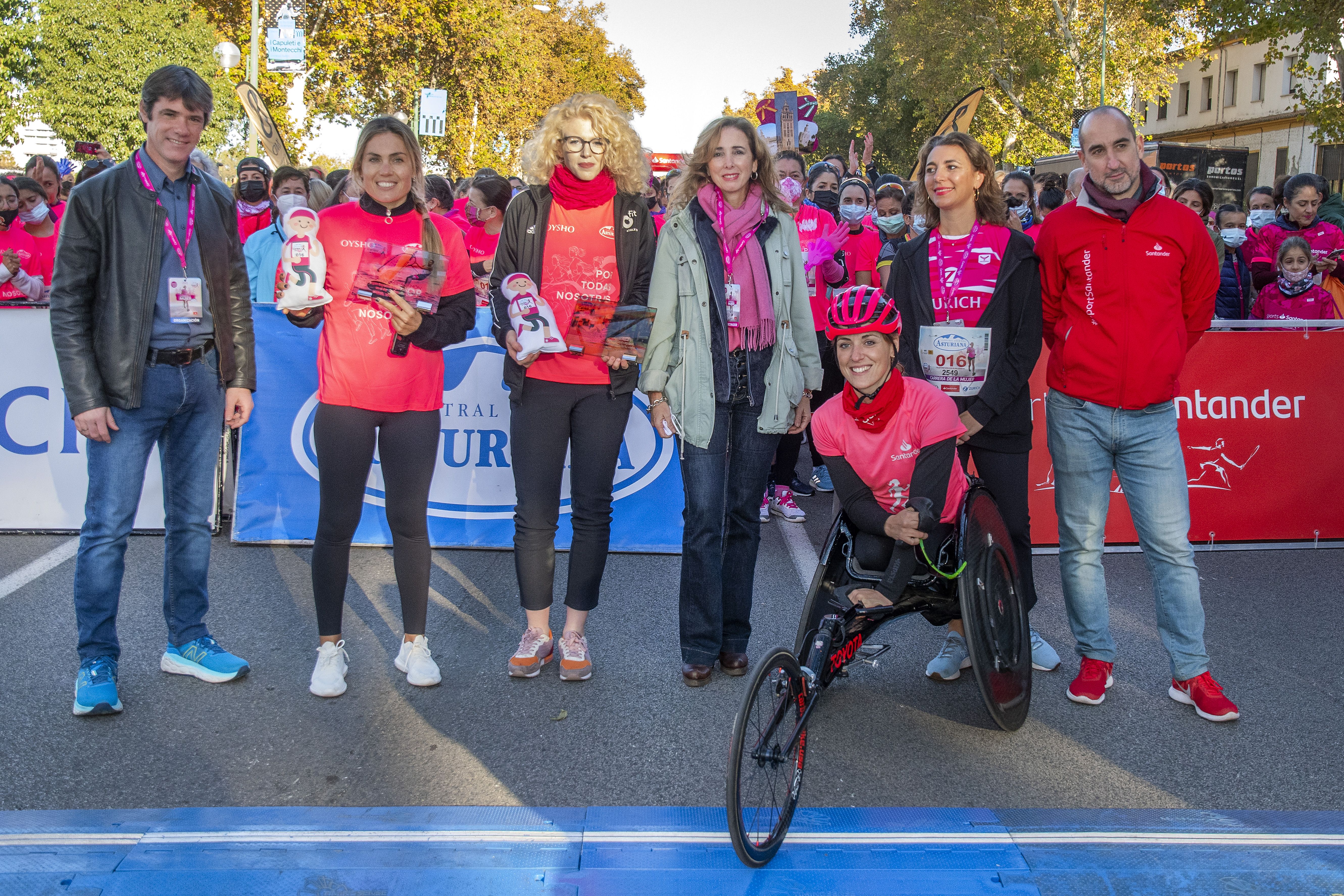 Las mejores fotos de la Carrera de la Mujer Central Lechera Asturiana Sevilla 2021 (HOMENAJES EN LA SALIDA)