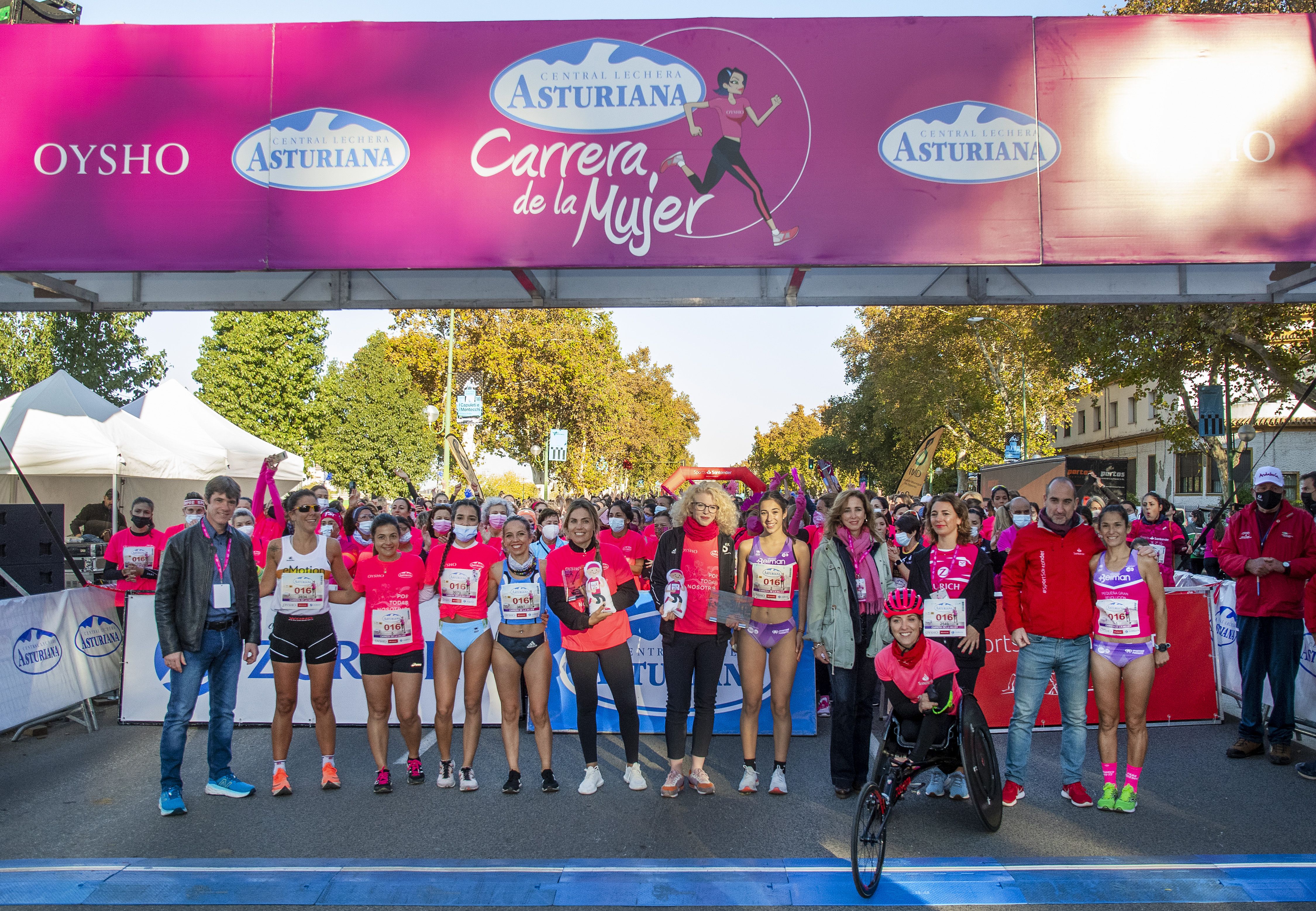 Las mejores fotos de la Carrera de la Mujer Central Lechera Asturiana Sevilla 2021 (HOMENAJES EN LA SALIDA)