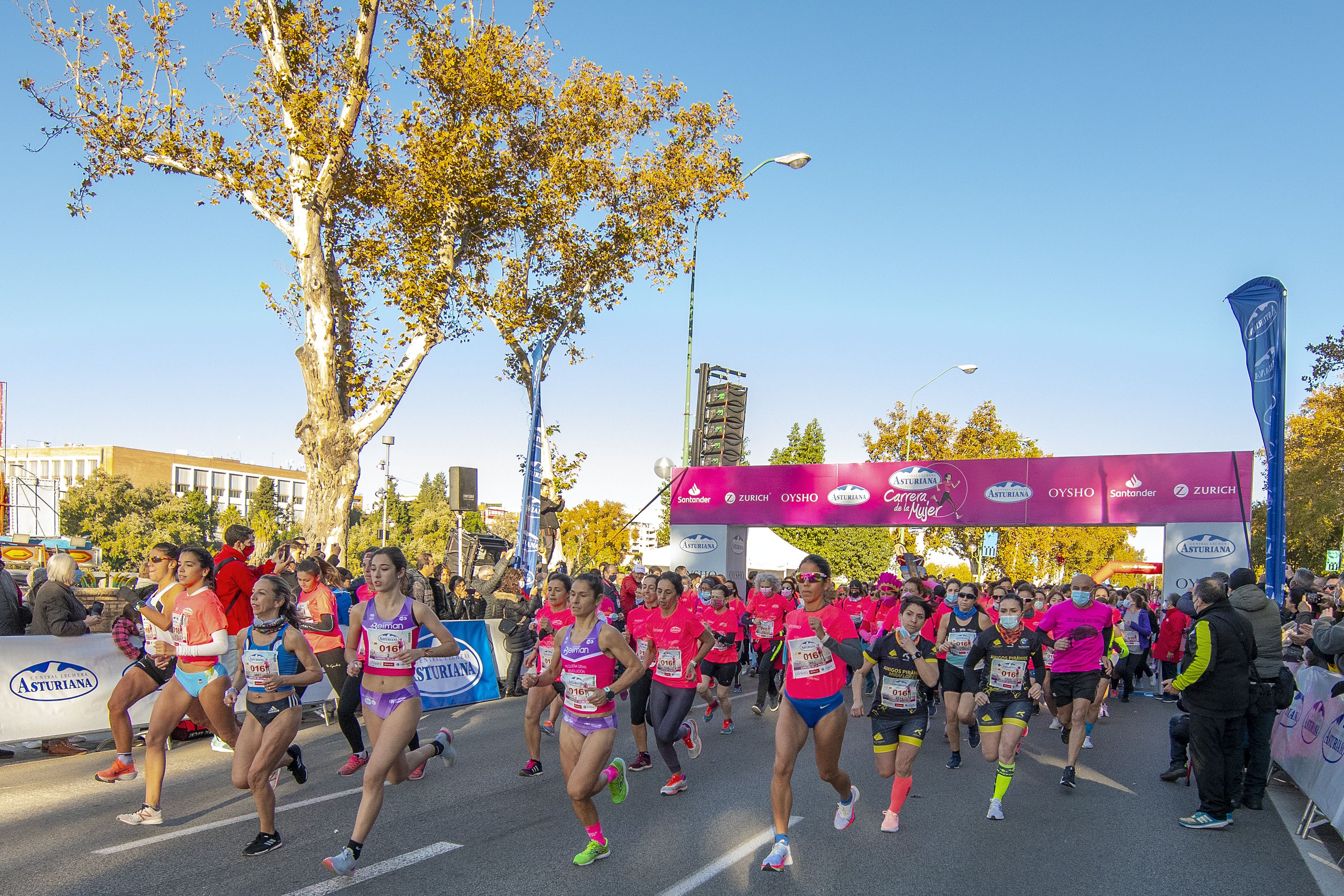 Las mejores fotos de la Carrera de la Mujer Central Lechera Asturiana Sevilla 2021 (SALIDA / GALERÍA 1)