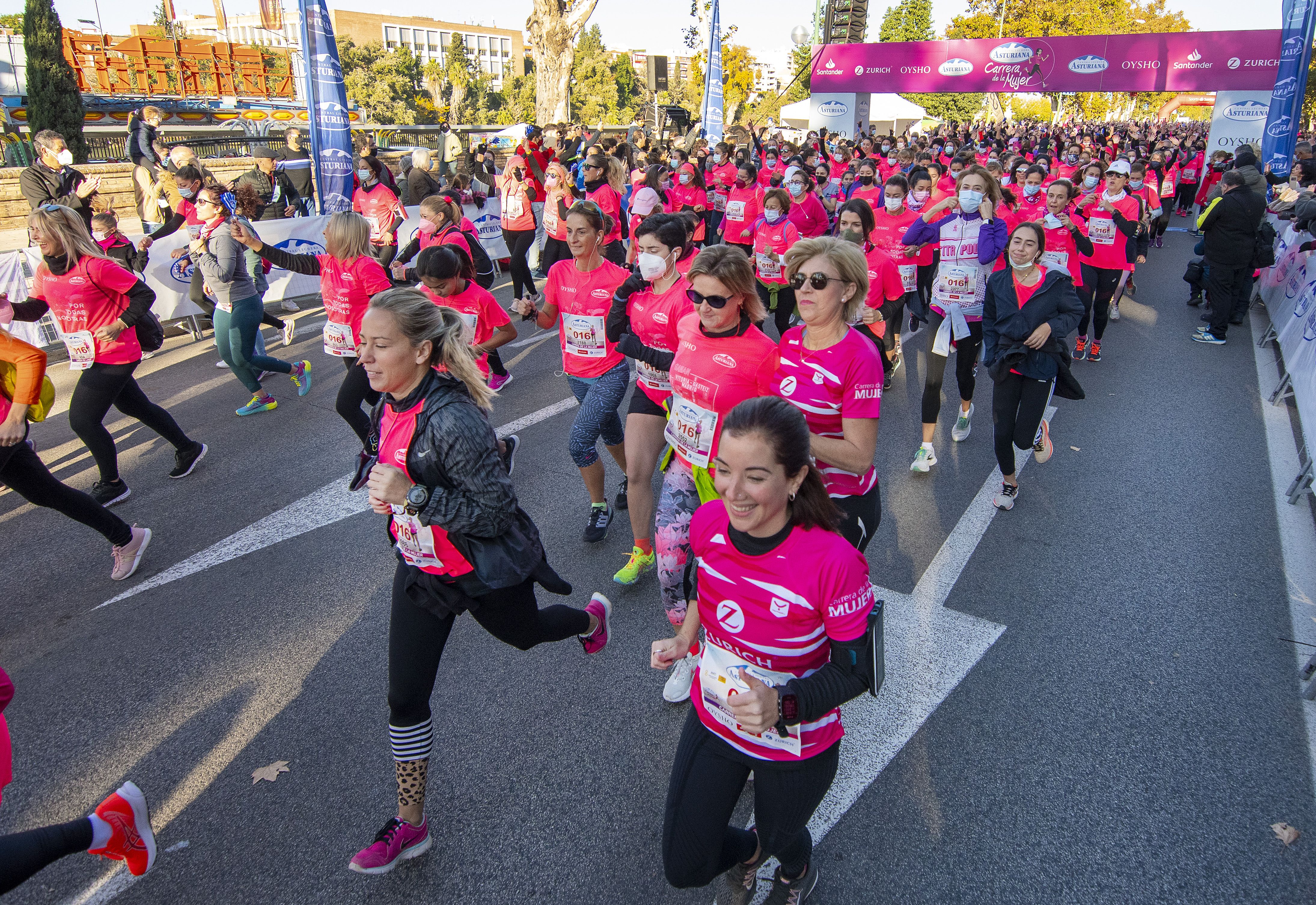 Las mejores fotos de la Carrera de la Mujer Central Lechera Asturiana Sevilla 2021 (SALIDA / GALERÍA 1)