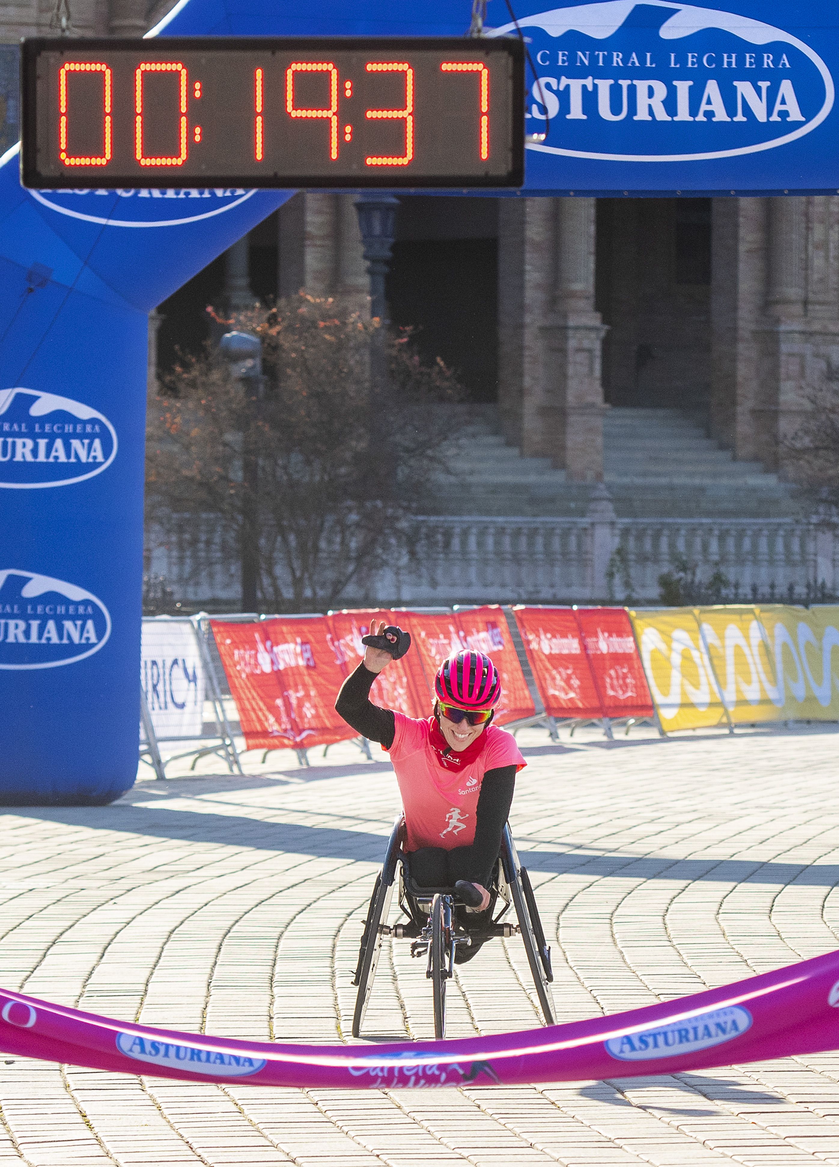 Las mejores fotos de la Carrera de la Mujer Central Lechera Asturiana Sevilla 2021 (LLEGADAS A META / GALERÍA 1)