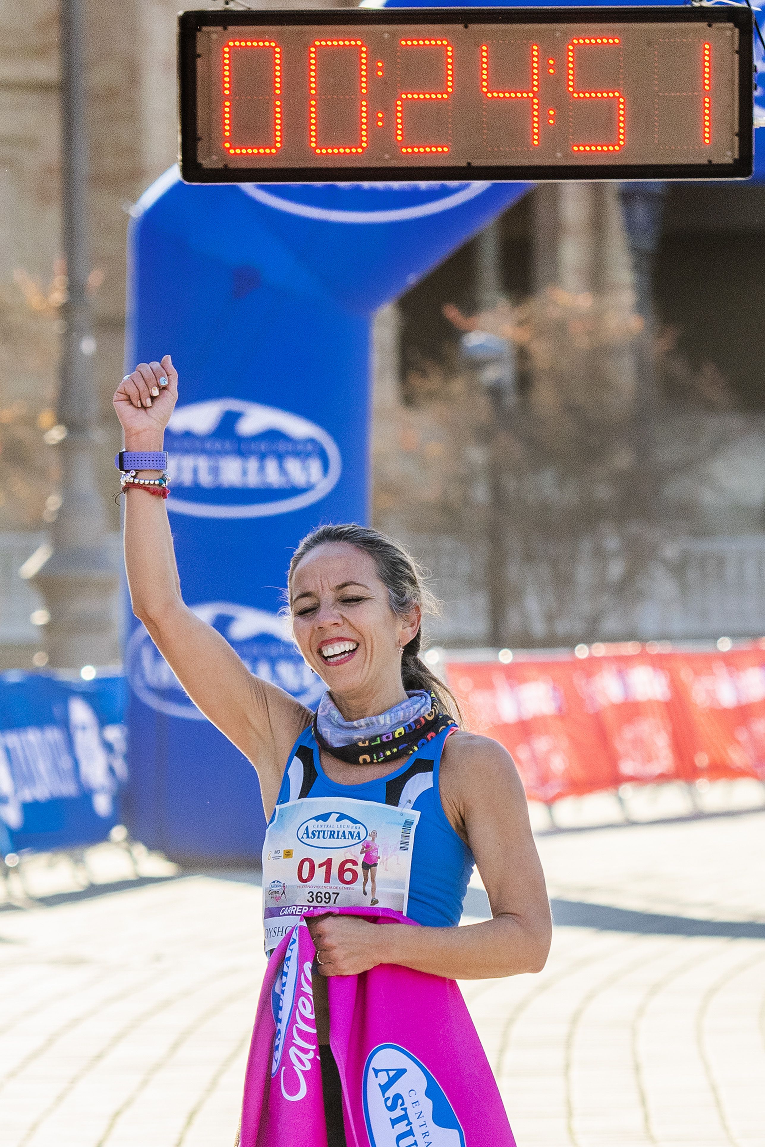 Las mejores fotos de la Carrera de la Mujer Central Lechera Asturiana Sevilla 2021 (LLEGADAS A META / GALERÍA 1)