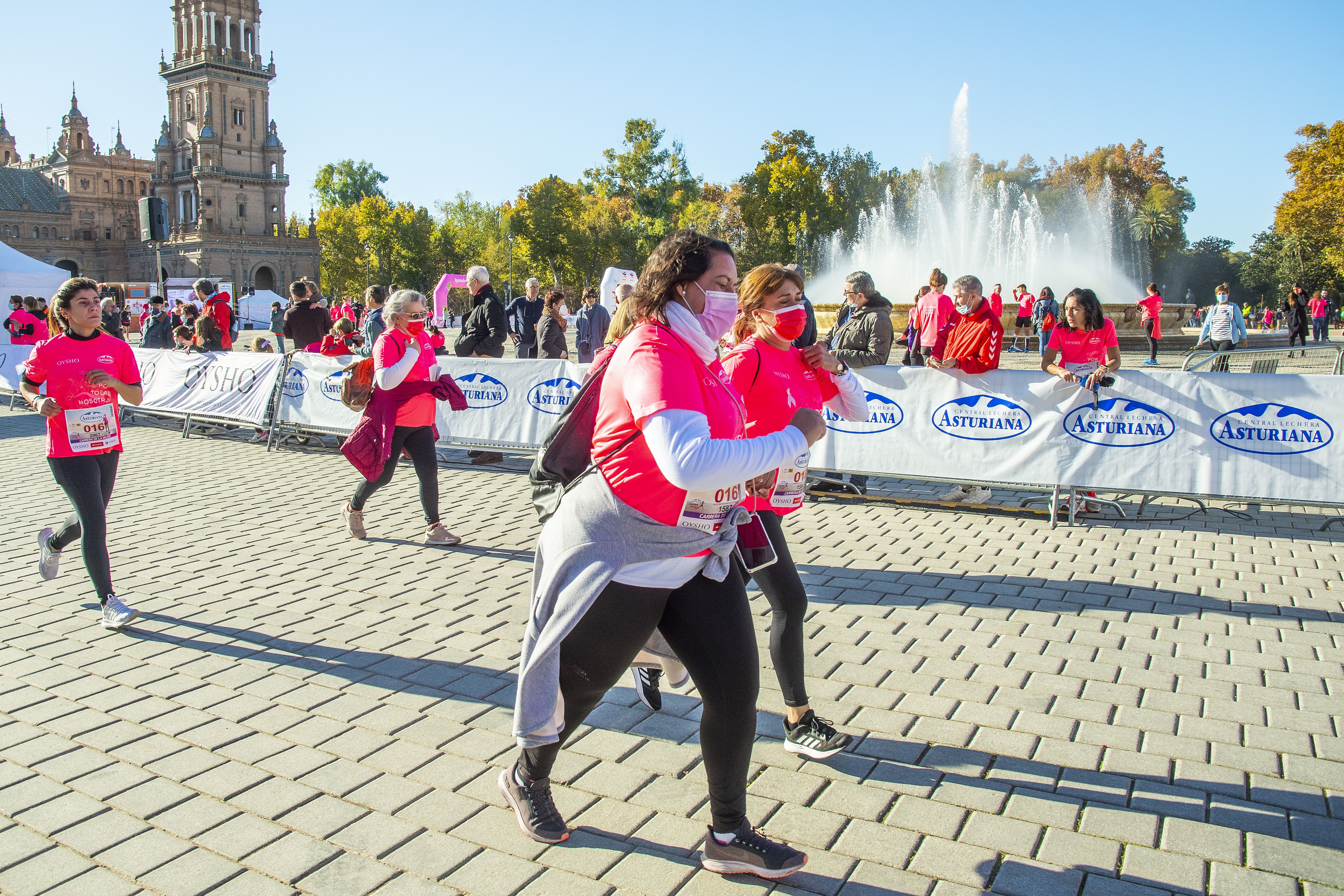 Las mejores fotos de la Carrera de la Mujer Central Lechera Asturiana Sevilla 2021 (LLEGADAS A META / GALERÍA 2)
