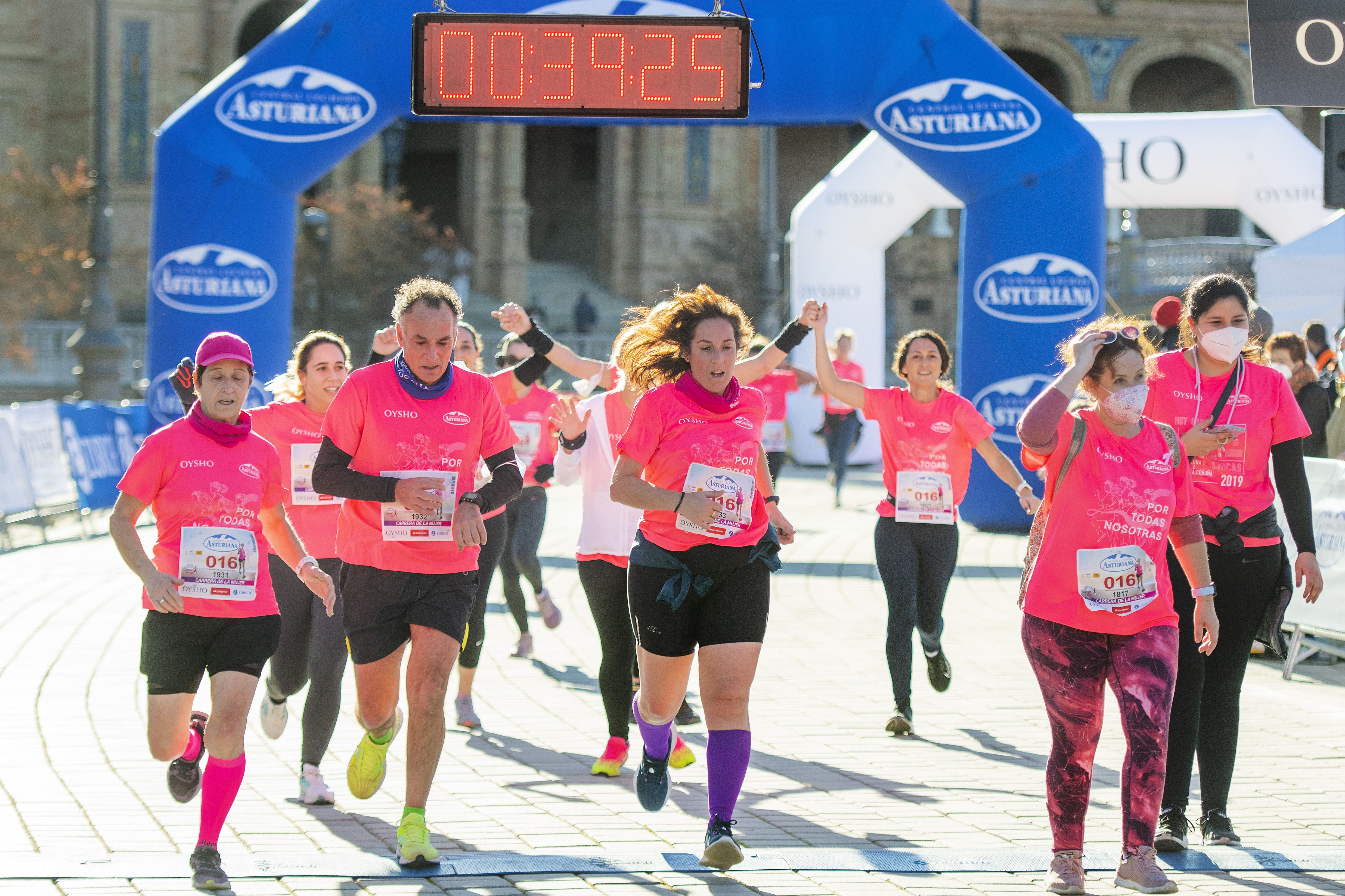 Las mejores fotos de la Carrera de la Mujer Central Lechera Asturiana Sevilla 2021 (LLEGADAS A META / GALERÍA 2)