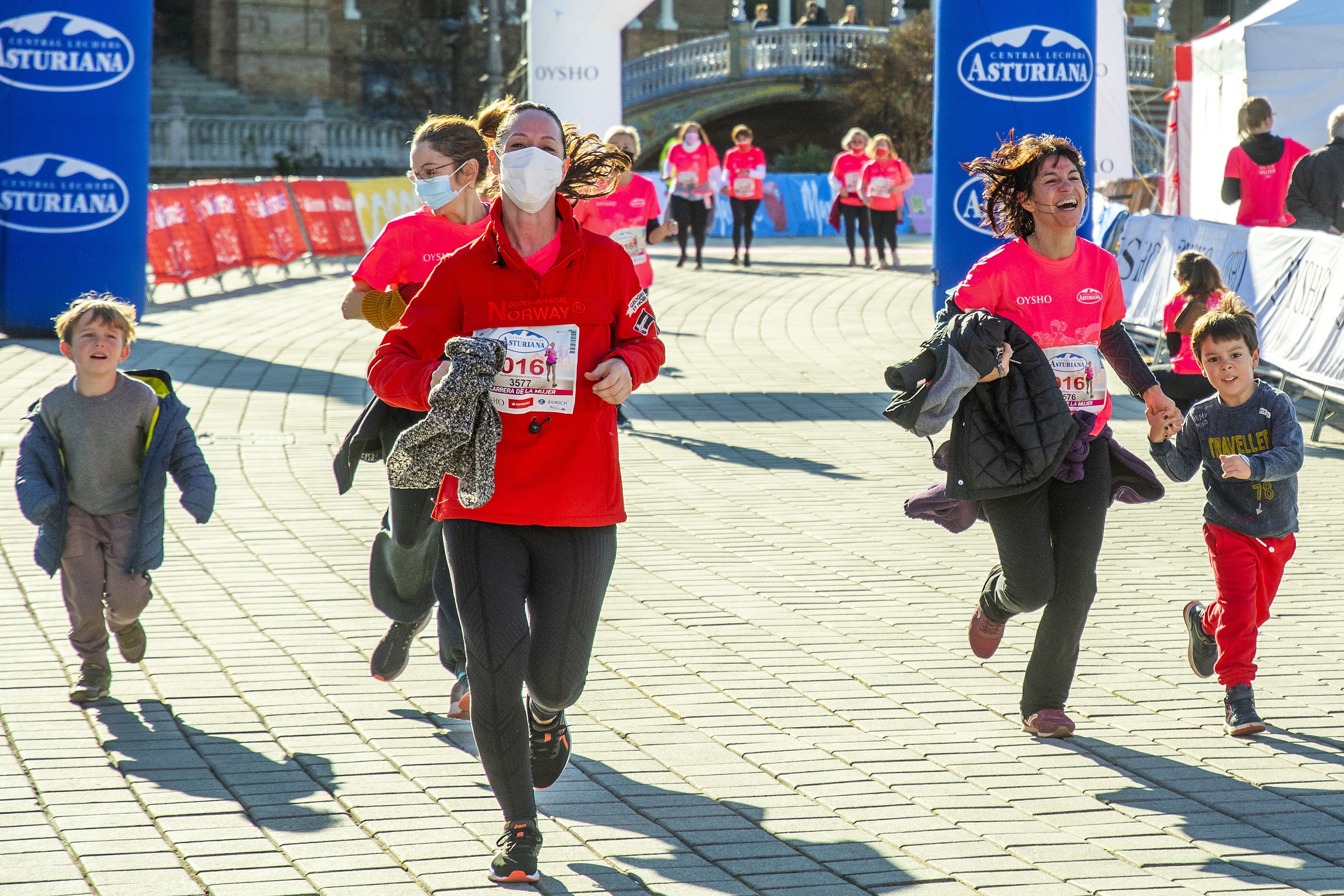 Las mejores fotos de la Carrera de la Mujer Central Lechera Asturiana Sevilla 2021 (LLEGADAS A META / GALERÍA 2)