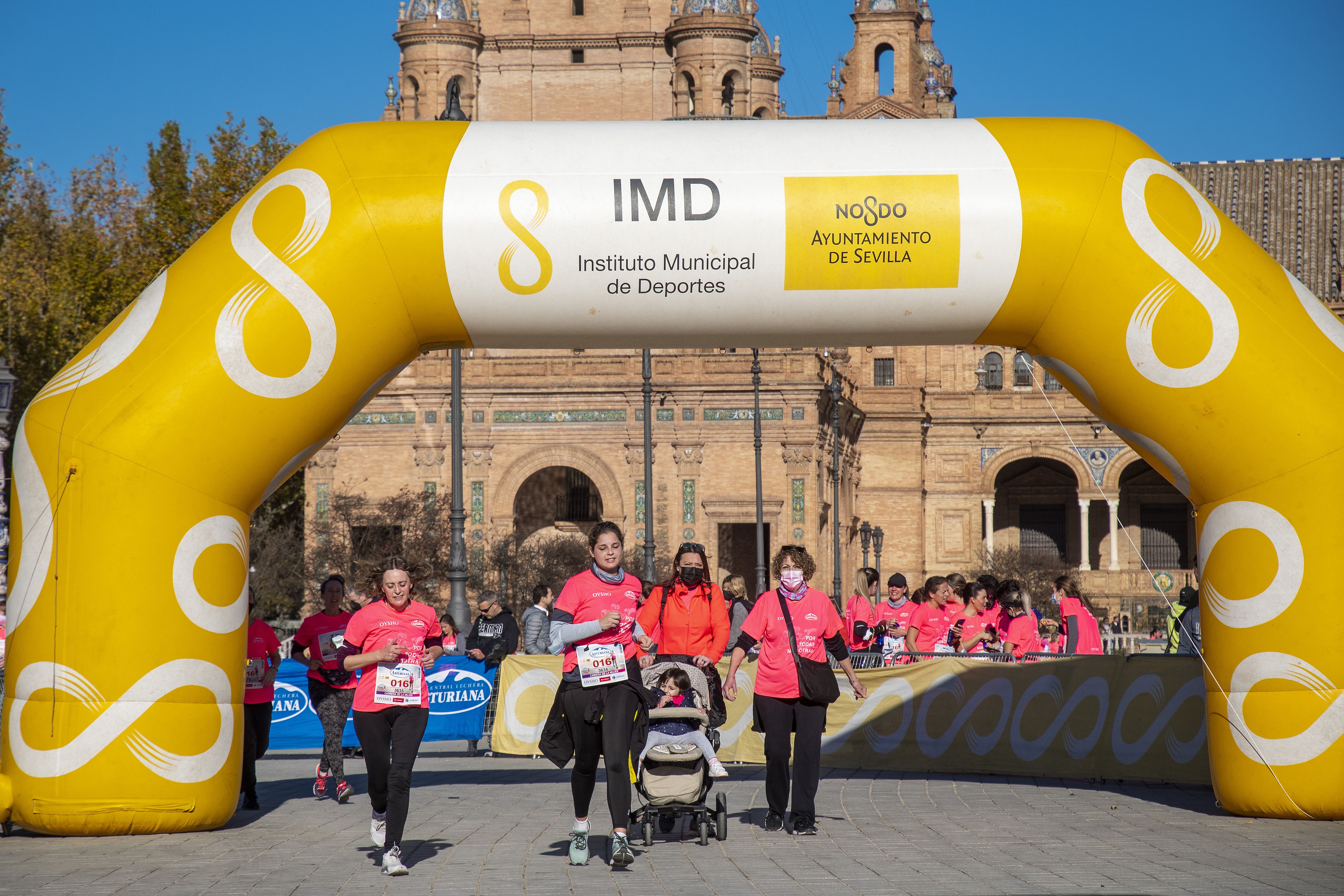Las mejores fotos de la Carrera de la Mujer Central Lechera Asturiana Sevilla 2021 (LLEGADAS A META / GALERÍA 3)