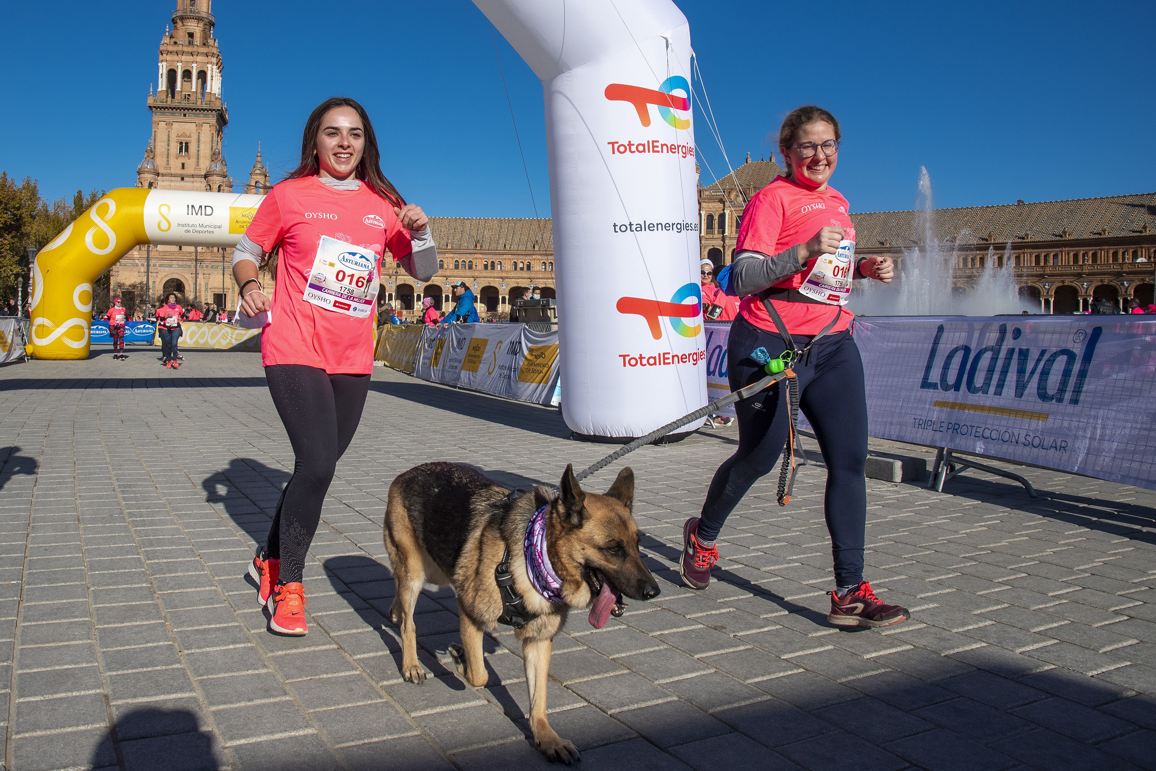 Las mejores fotos de la Carrera de la Mujer Central Lechera Asturiana Sevilla 2021 (LLEGADAS A META / GALERÍA 3)